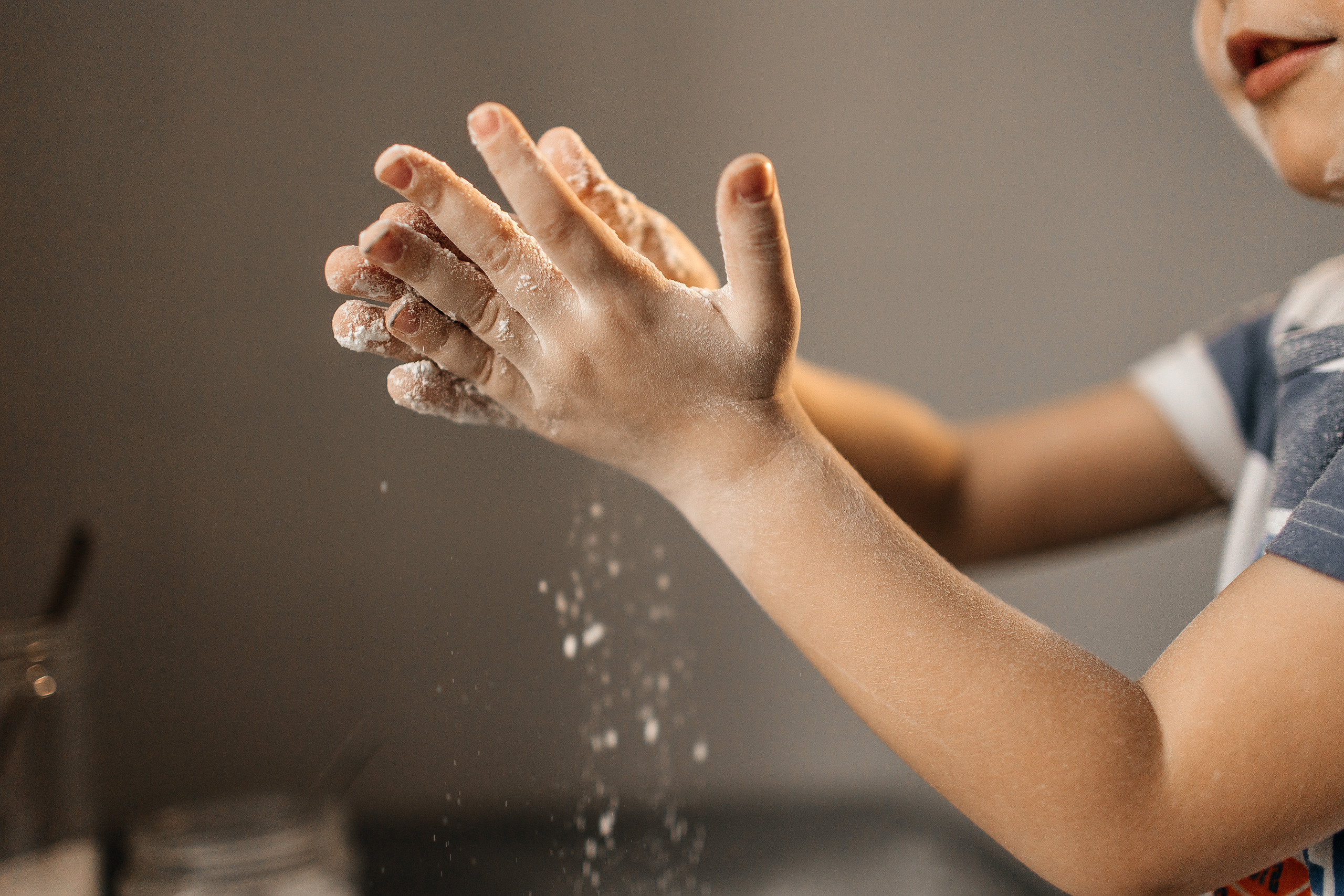 Здравствуйте! Я свадебный фотограф из Ульяновска, работаю в том числе по всей России и с выездом за границу. Снимаю свадьбы, lovestory, корпоративы, светский репортаж. Провожу обучение по фотографии, мастер-классы и воркшопы для других фотографов.