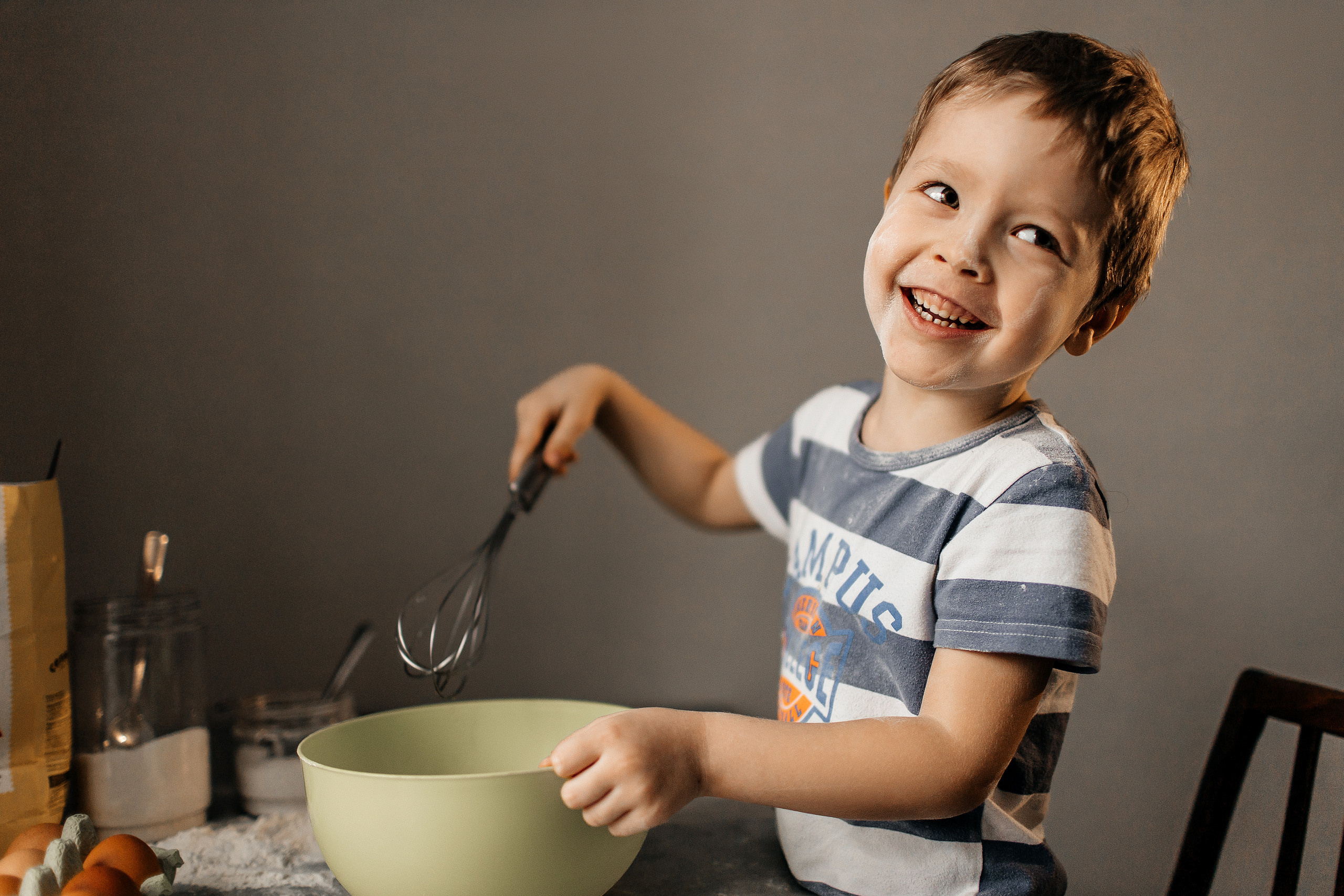Здравствуйте! Я свадебный фотограф из Ульяновска, работаю в том числе по всей России и с выездом за границу. Снимаю свадьбы, lovestory, корпоративы, светский репортаж. Провожу обучение по фотографии, мастер-классы и воркшопы для других фотографов.