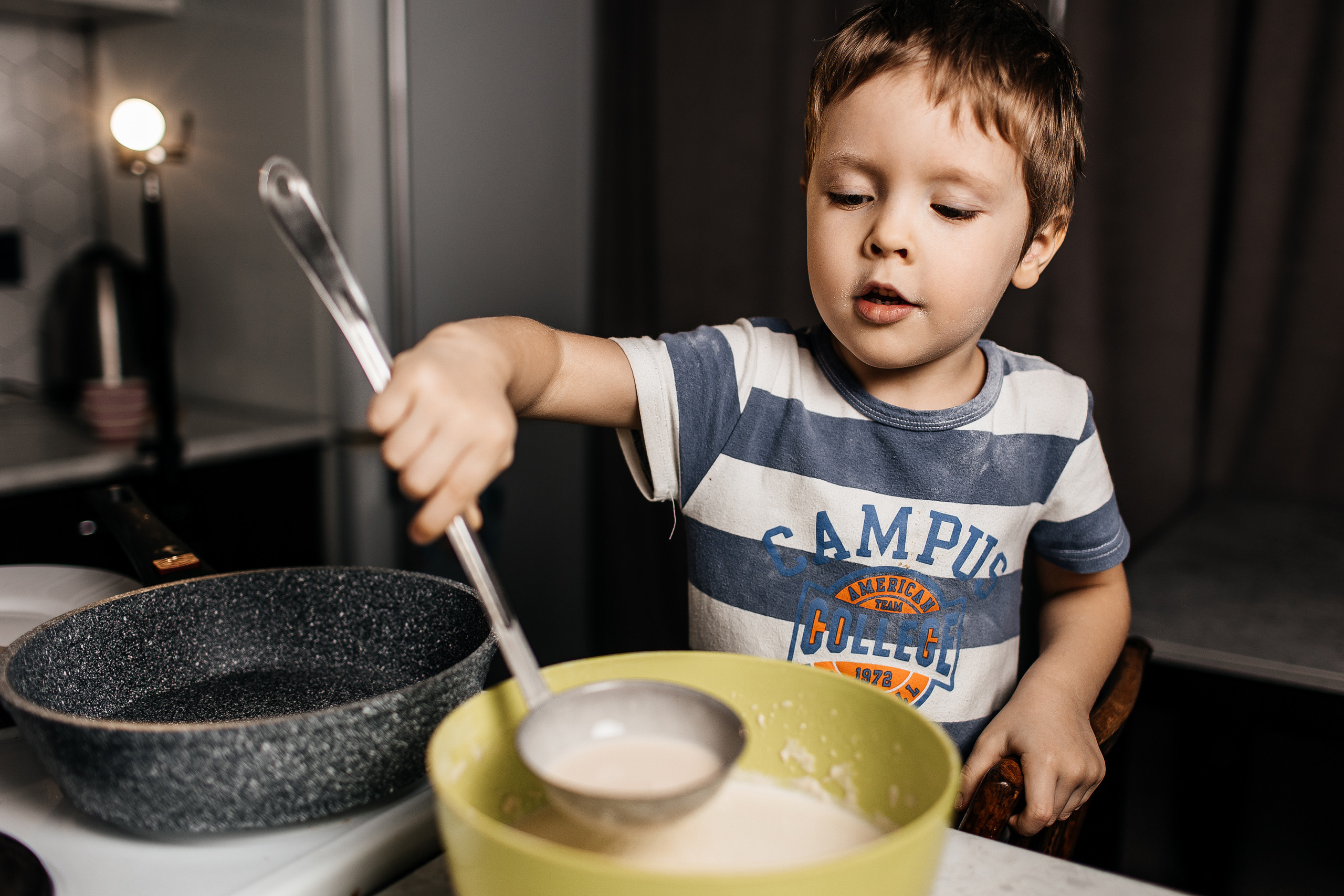 Здравствуйте! Я свадебный фотограф из Ульяновска, работаю в том числе по всей России и с выездом за границу. Снимаю свадьбы, lovestory, корпоративы, светский репортаж. Провожу обучение по фотографии, мастер-классы и воркшопы для других фотографов.