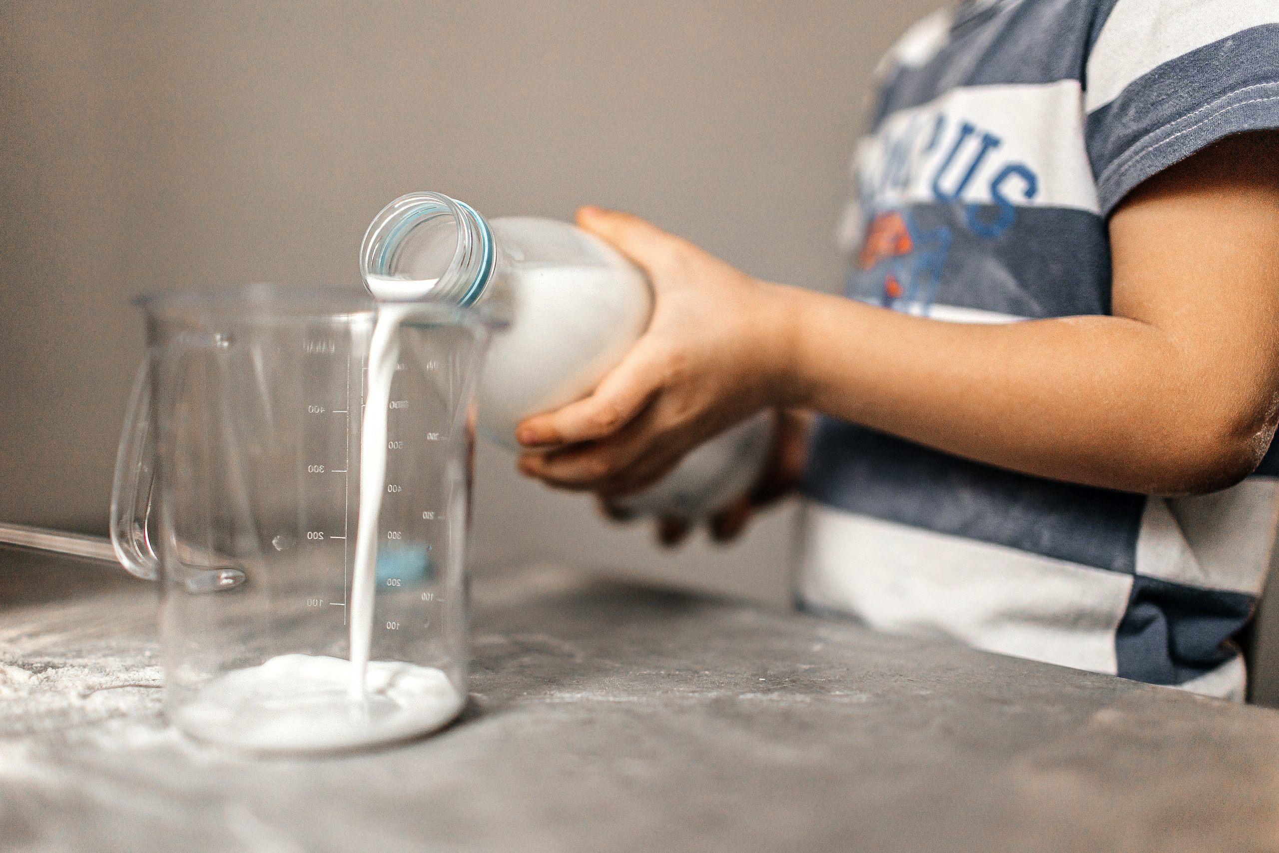 Здравствуйте! Я свадебный фотограф из Ульяновска, работаю в том числе по всей России и с выездом за границу. Снимаю свадьбы, lovestory, корпоративы, светский репортаж. Провожу обучение по фотографии, мастер-классы и воркшопы для других фотографов.