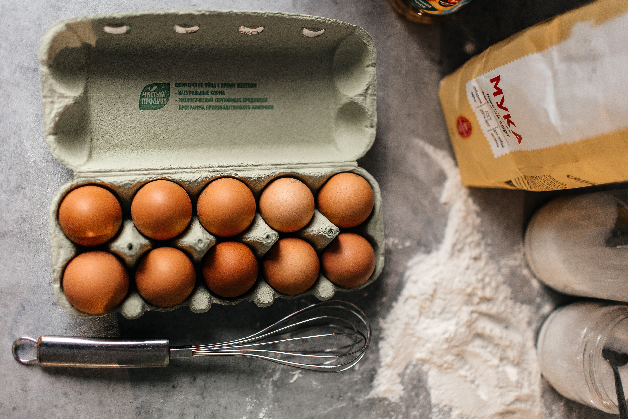 Здравствуйте! Я свадебный фотограф из Ульяновска, работаю в том числе по всей России и с выездом за границу. Снимаю свадьбы, lovestory, корпоративы, светский репортаж. Провожу обучение по фотографии, мастер-классы и воркшопы для других фотографов.