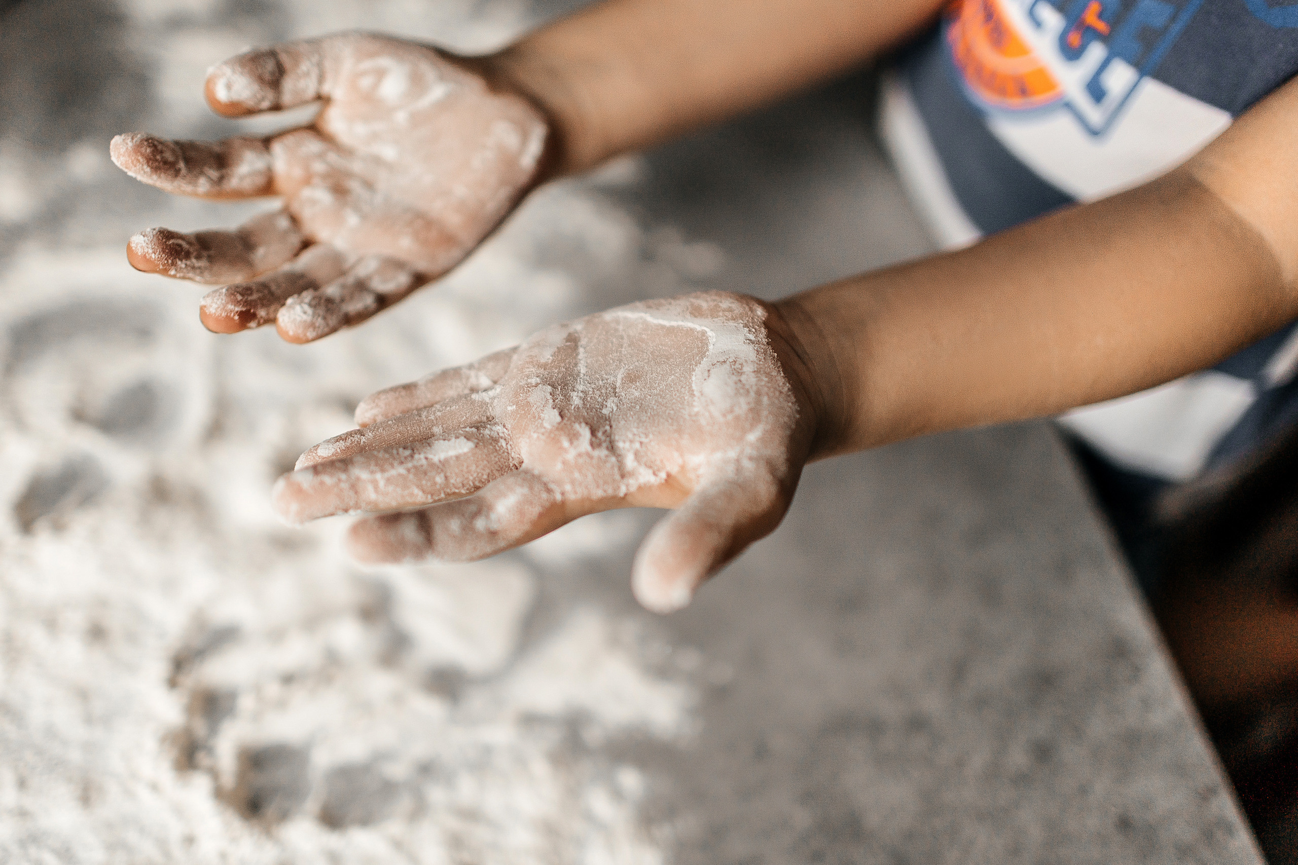 Здравствуйте! Я свадебный фотограф из Ульяновска, работаю в том числе по всей России и с выездом за границу. Снимаю свадьбы, lovestory, корпоративы, светский репортаж. Провожу обучение по фотографии, мастер-классы и воркшопы для других фотографов.
