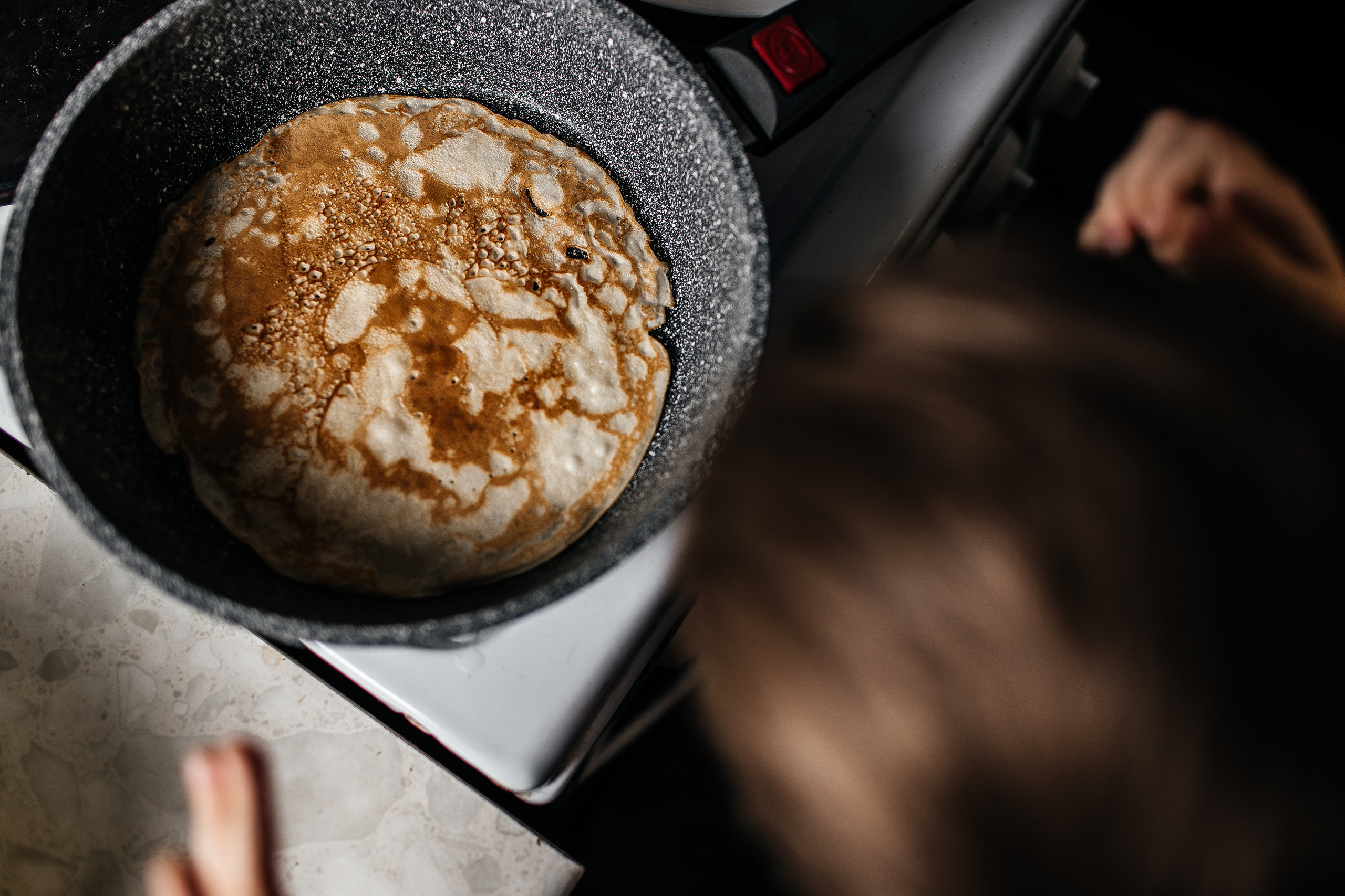 Здравствуйте! Я свадебный фотограф из Ульяновска, работаю в том числе по всей России и с выездом за границу. Снимаю свадьбы, lovestory, корпоративы, светский репортаж. Провожу обучение по фотографии, мастер-классы и воркшопы для других фотографов.