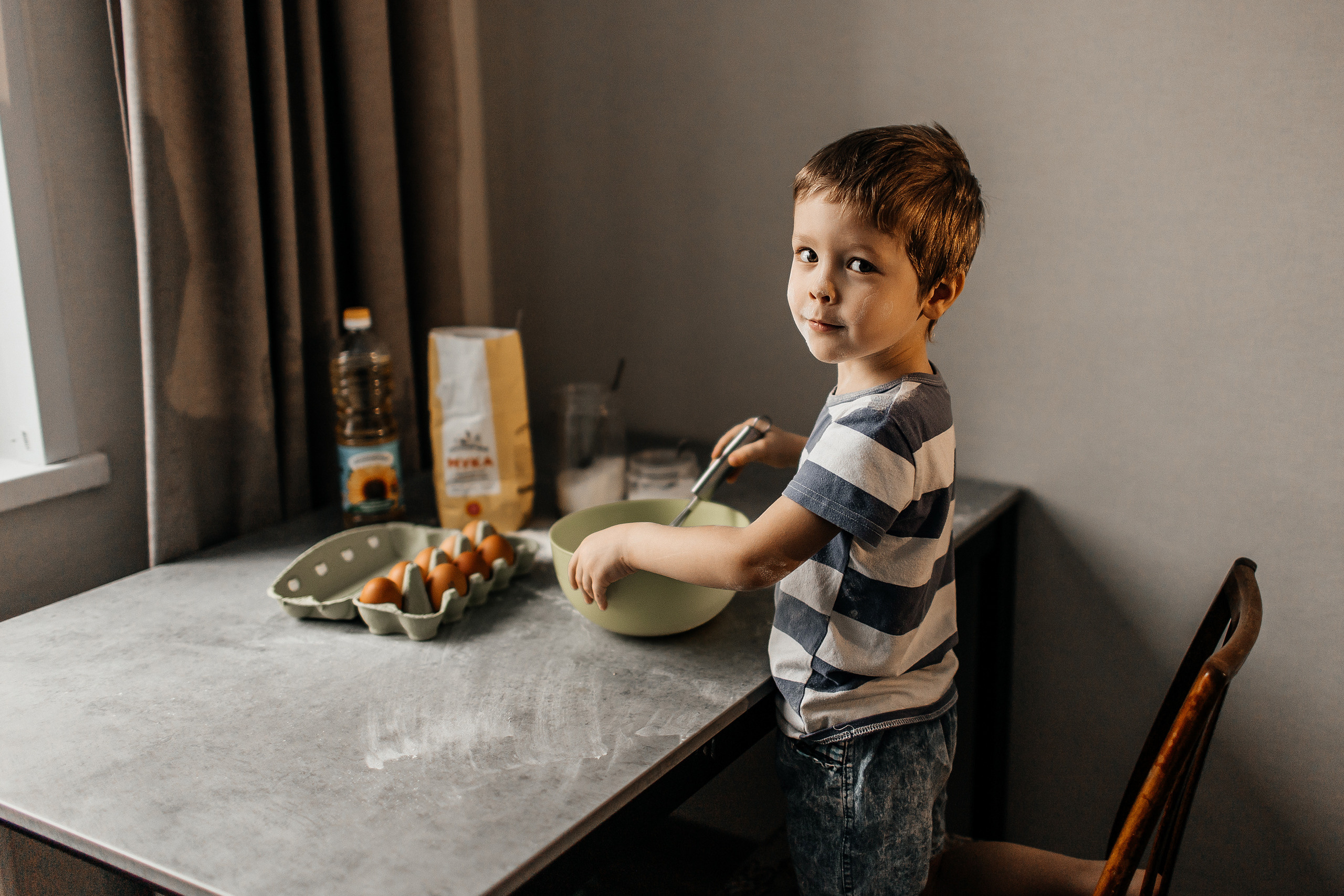 Здравствуйте! Я свадебный фотограф из Ульяновска, работаю в том числе по всей России и с выездом за границу. Снимаю свадьбы, lovestory, корпоративы, светский репортаж. Провожу обучение по фотографии, мастер-классы и воркшопы для других фотографов.