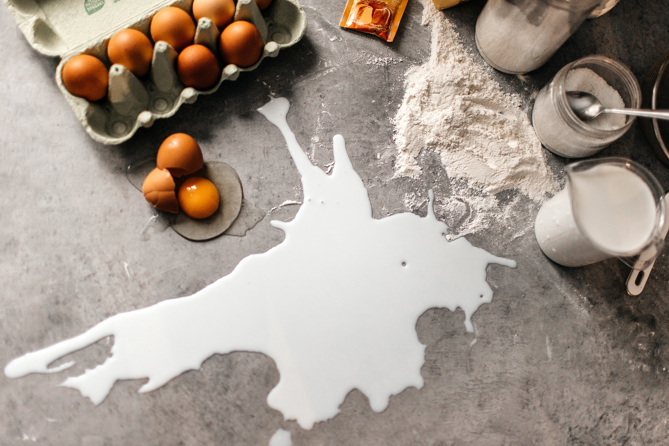 Здравствуйте! Я свадебный фотограф из Ульяновска, работаю в том числе по всей России и с выездом за границу. Снимаю свадьбы, lovestory, корпоративы, светский репортаж. Провожу обучение по фотографии, мастер-классы и воркшопы для других фотографов.