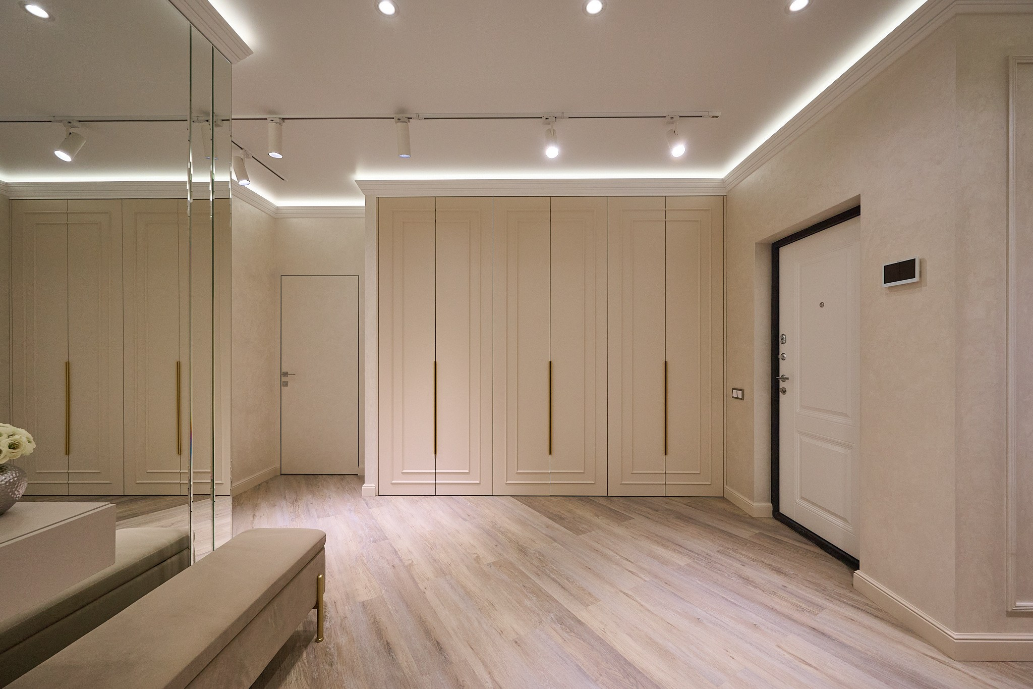 коридор бежевый шкаф светлые тонна белая дверь большое зеркало столик большой пуфик 