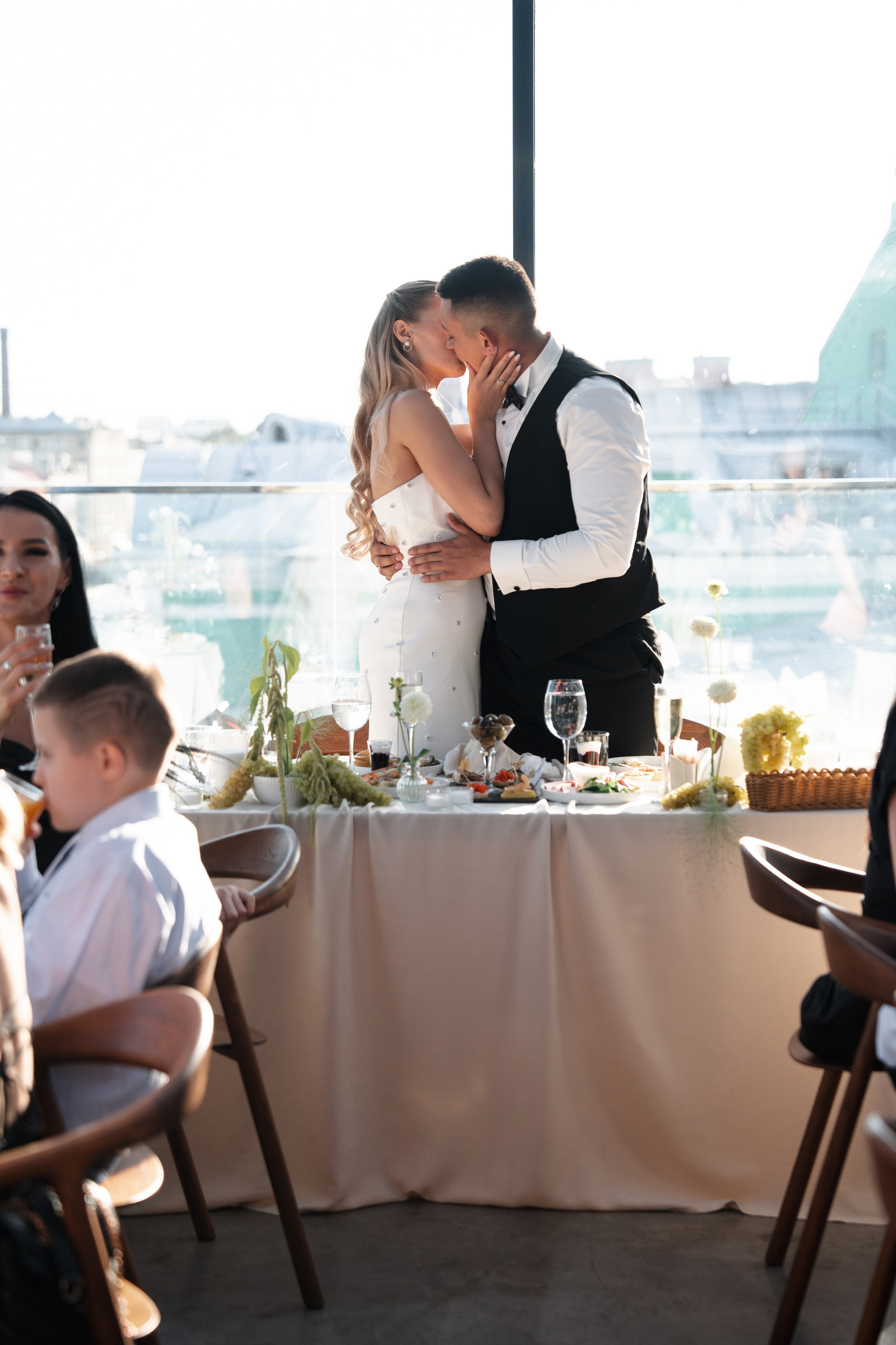 Виктория & Роман. Камерная городская свадьба в видовом ресторане в стиле современная классика. Свадебный фотограф организатор в Санкт-Петербурге Ассоль Опарина