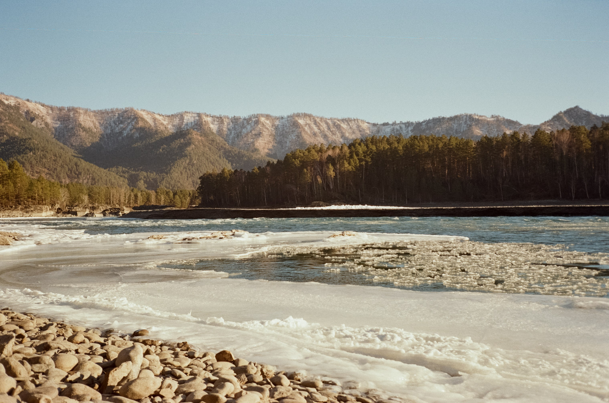 Зима и лето, Катунь и солнце, снег и лед. База Берель и дорога к Coffe. Фотограф-документалист Мария Осокина