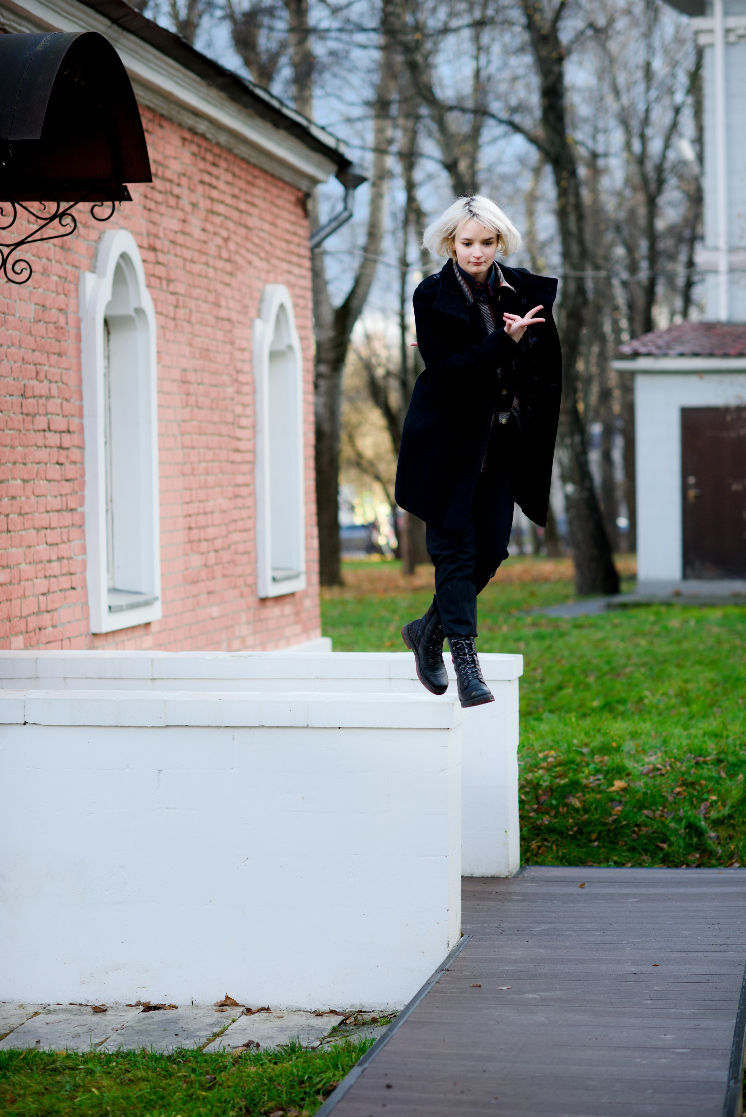 Фотосессия девочки подростка в осеннем саду. Главная