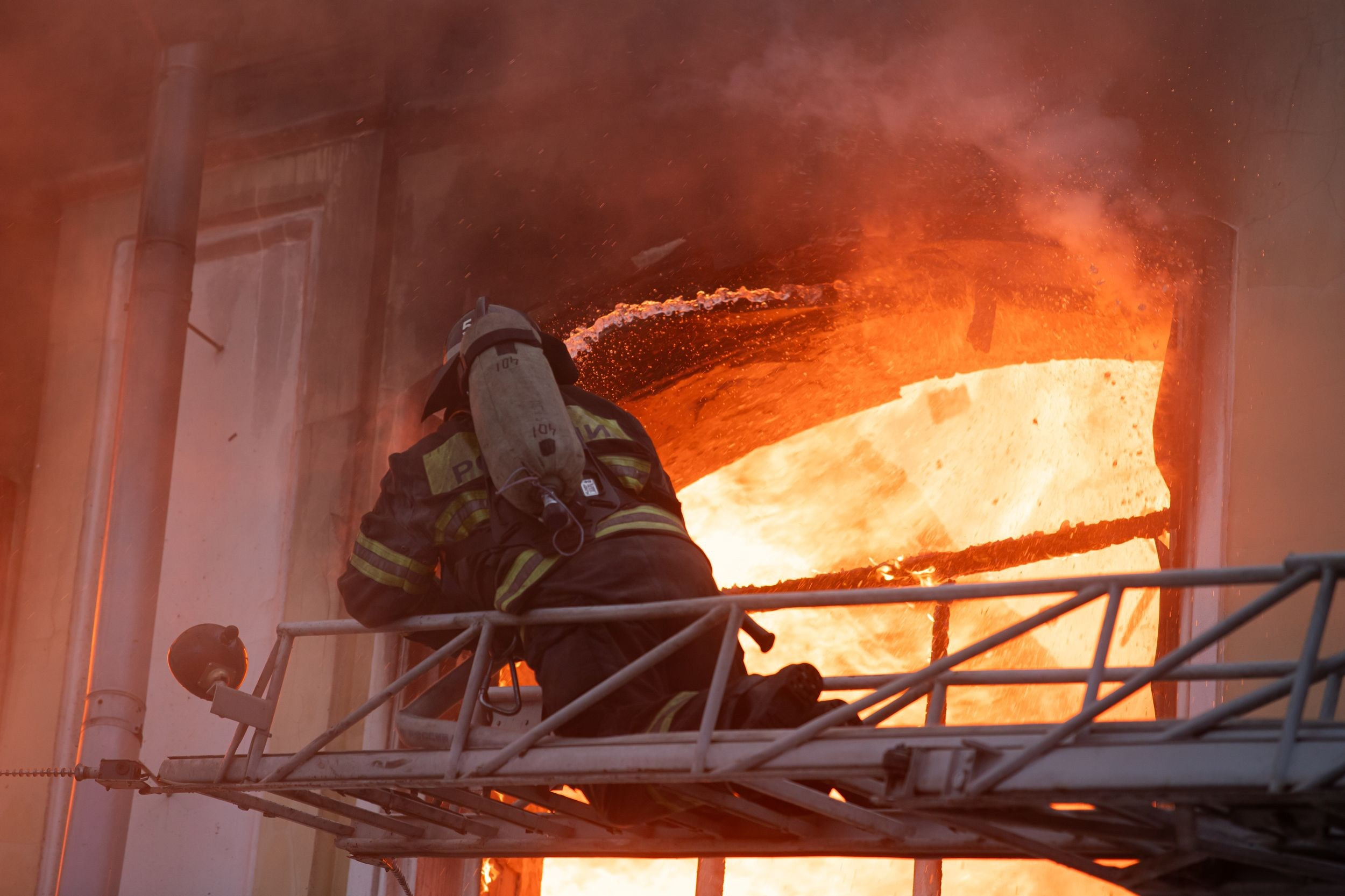 Пожар на ул. Советская 15 (13 января 2025). Репортажный фотограф Алексей Пирязев