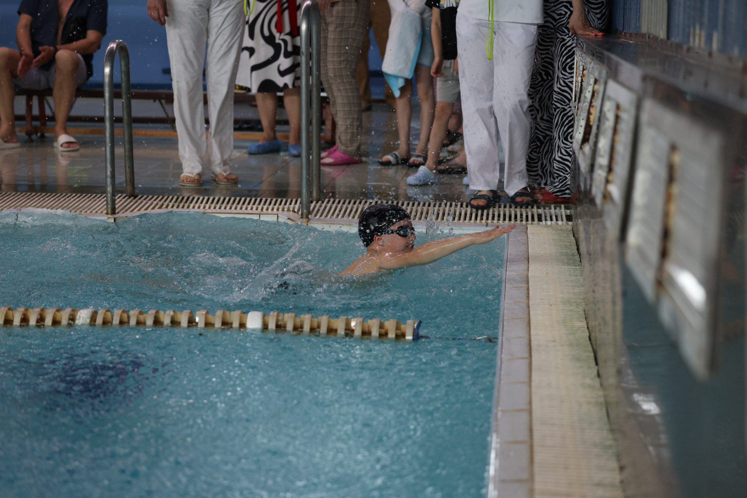 Веселый дельфин. Плавание. Дети 8-9 лет. Фотограф Александр Заломаев