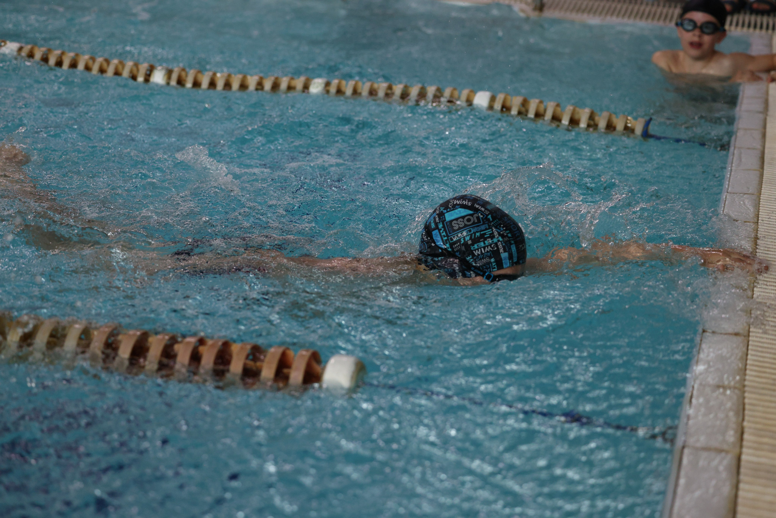 Веселый дельфин. Плавание. Дети 8-9 лет. Фотограф Александр Заломаев