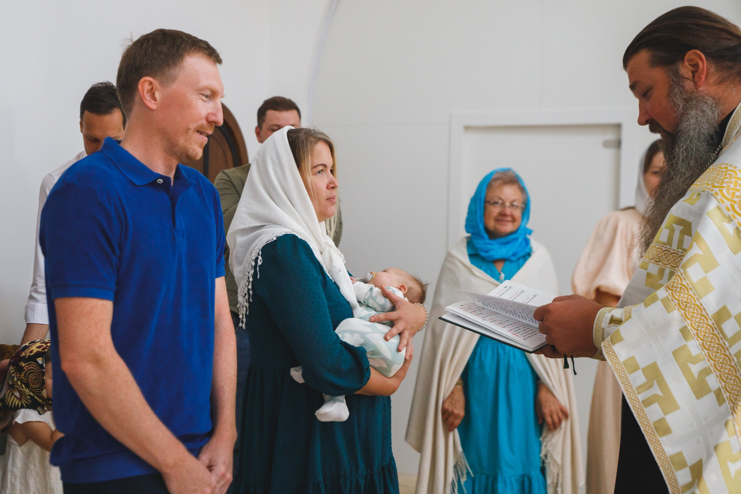 Фотосъемка крещения маленького мальчика в храме города Москвы. Семейный и школьный фотограф в Москве Анна Ткач