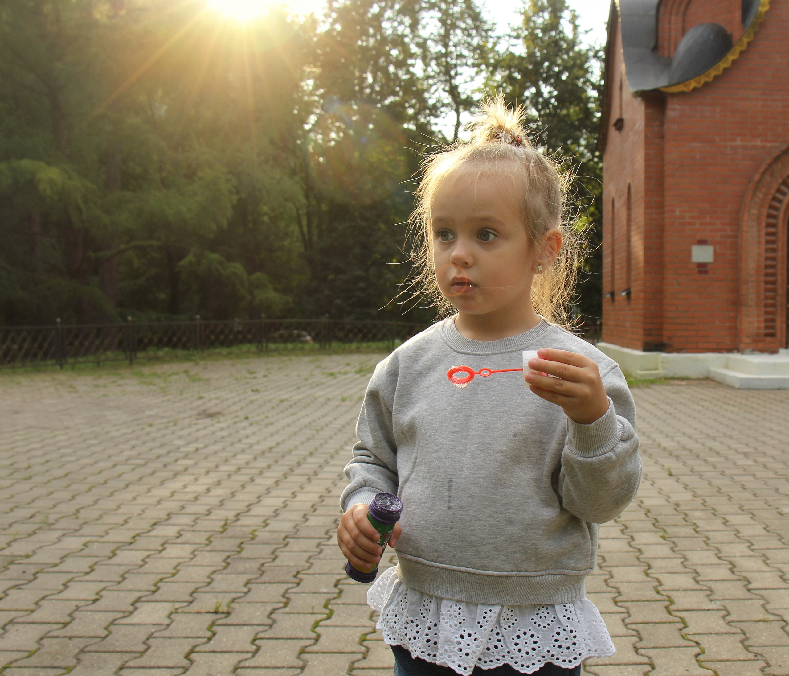 Аня с мамой на прогулке. Портретный фотограф Москва