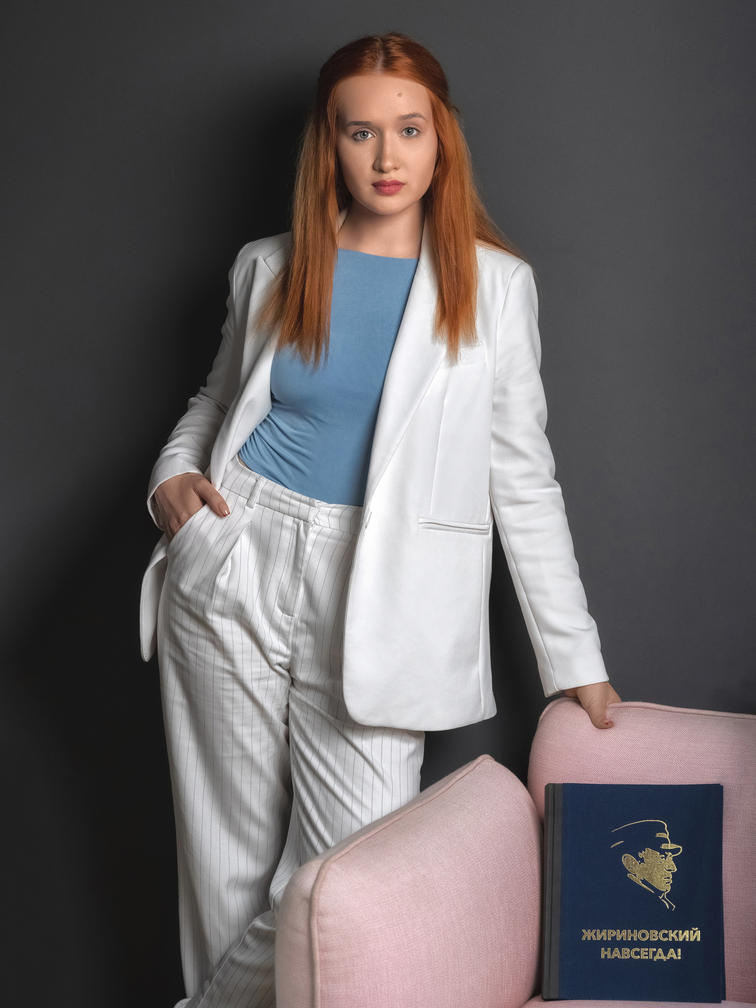 Женщина-руководитель, портрет в интерьере лофта