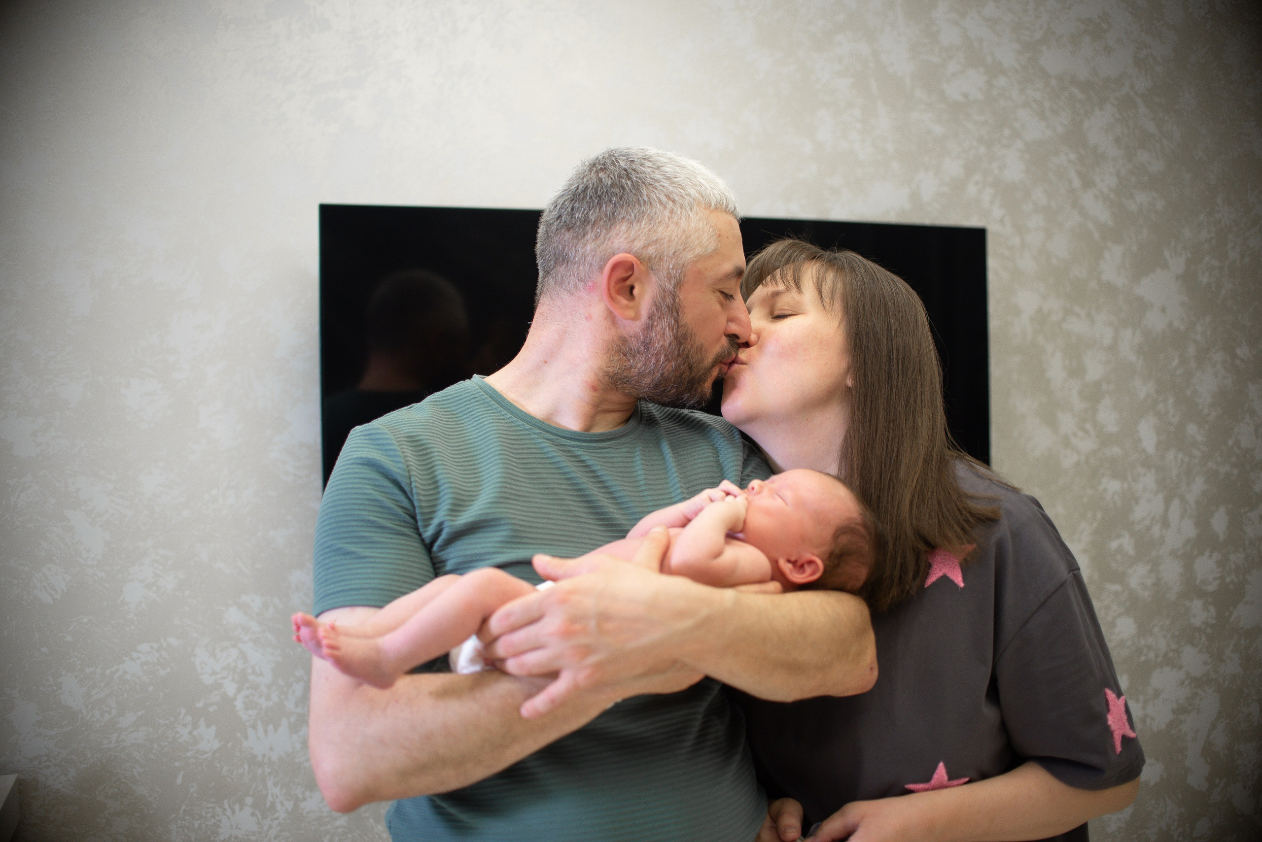 Крошка Манэ дома с родителями. Семейный фотограф на выписку из роддома и крещение Минск Настя Гришук