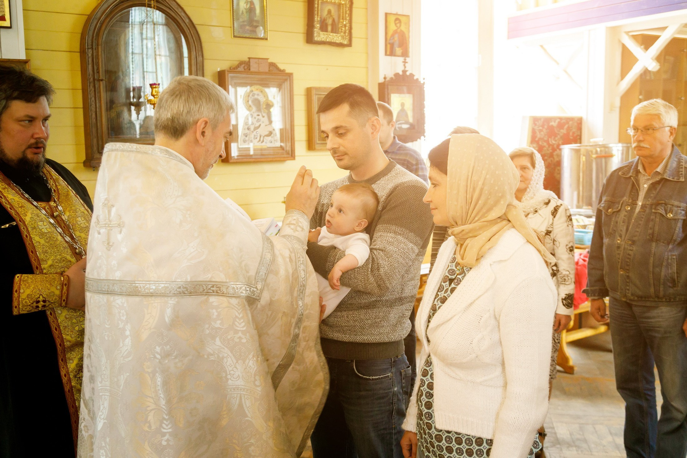 Крещение церковь Петра и Павла, Вырица. Фотограф на крещение в Санкт Петербурге