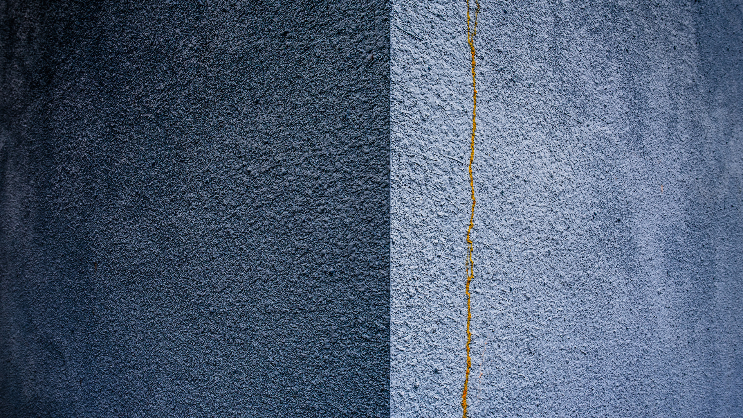 голубая стена по кторой течет оранжевая краска