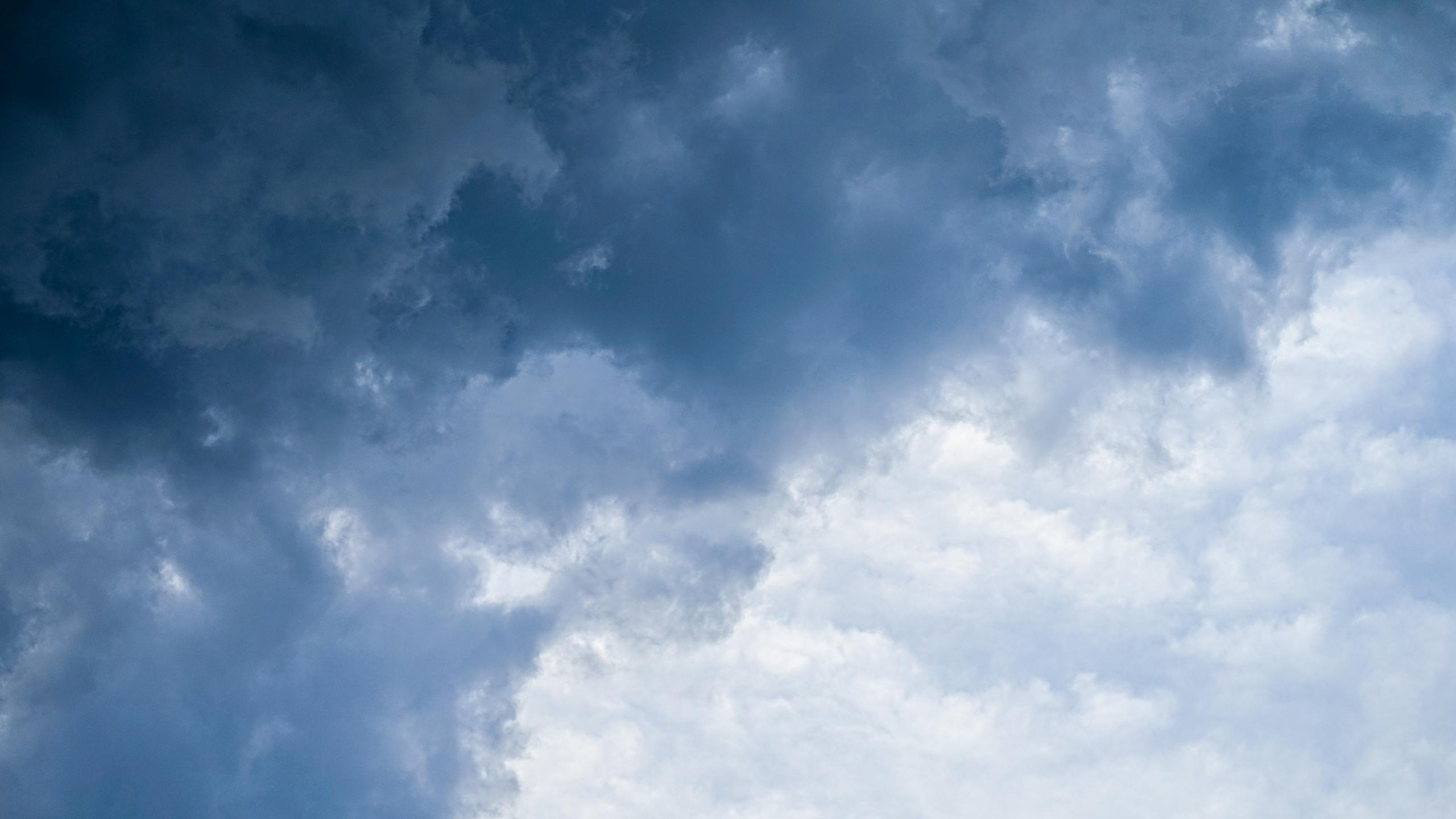 прохладное синее небесное фото облаков