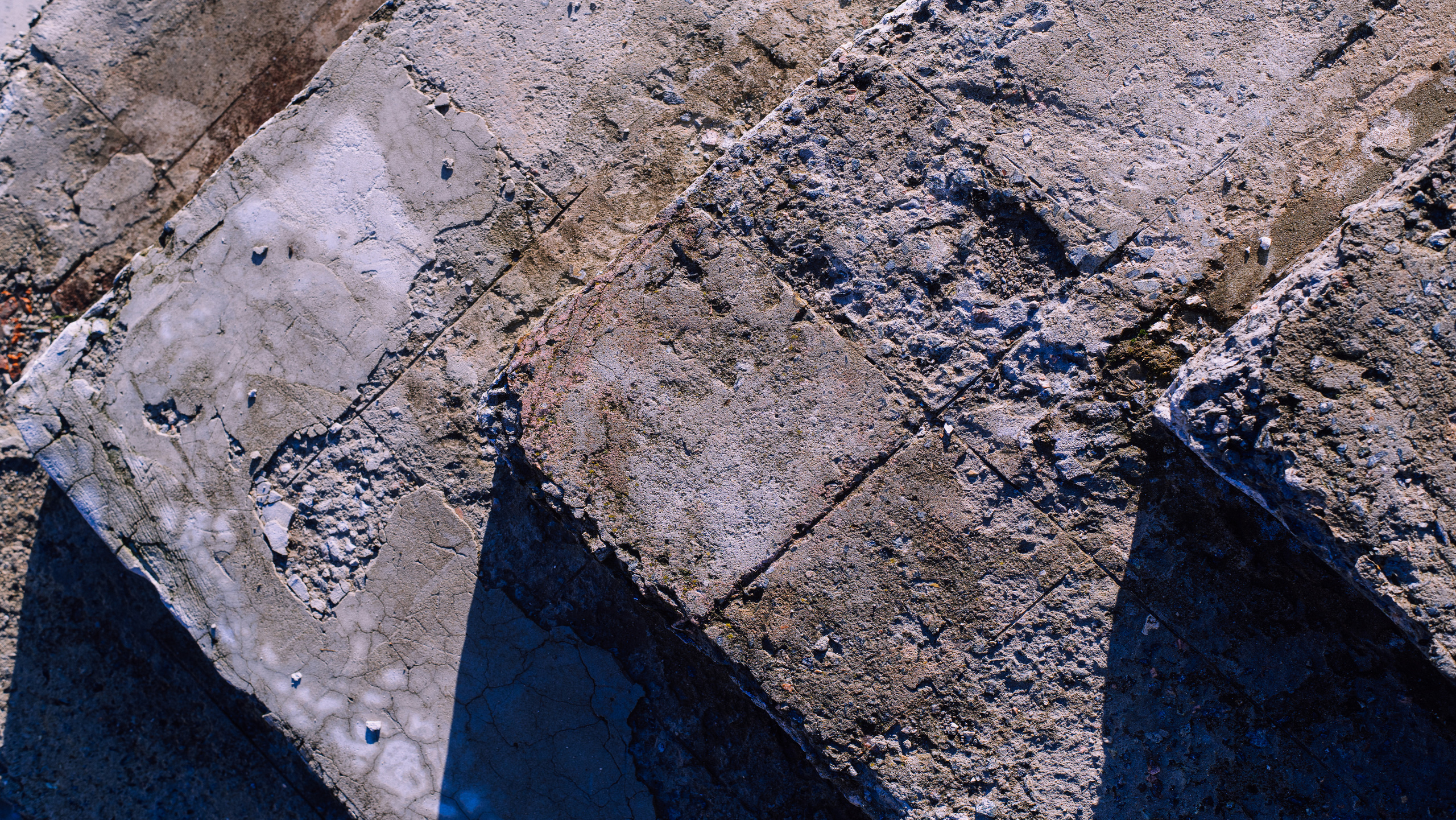 ступеньки из раздолбанной каменной плиты в виде треугольников