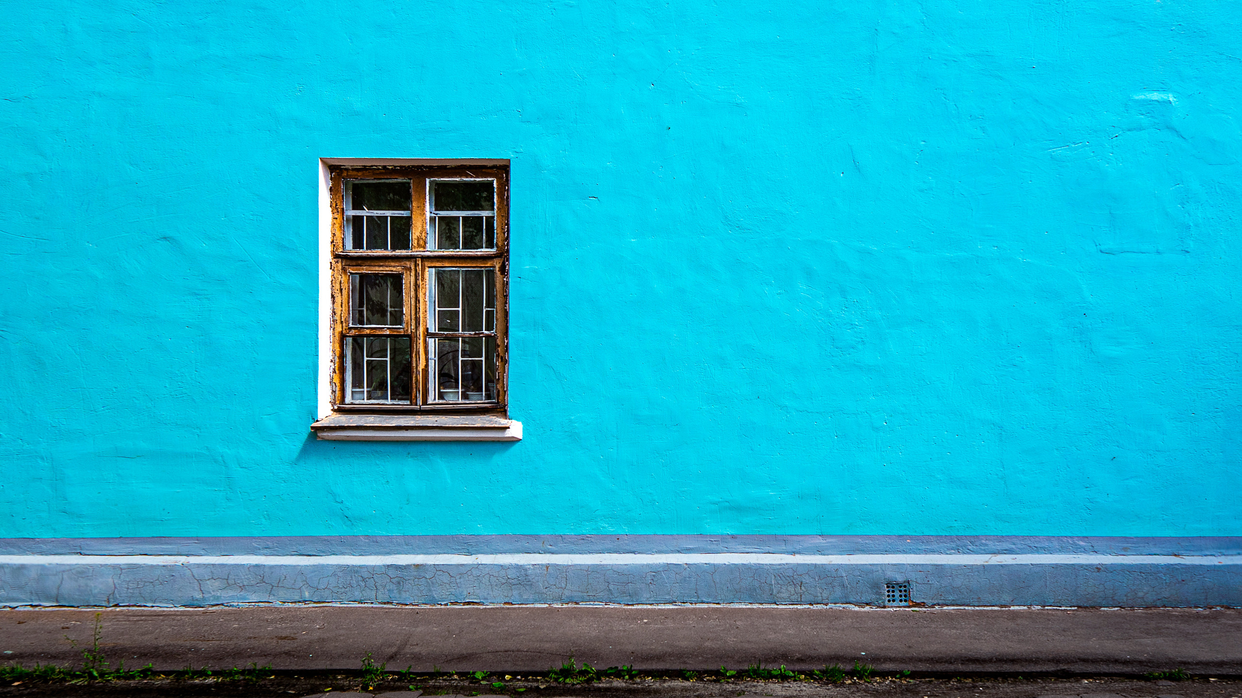 стены сочные голубые цвета и дряхлое деревянное окно
