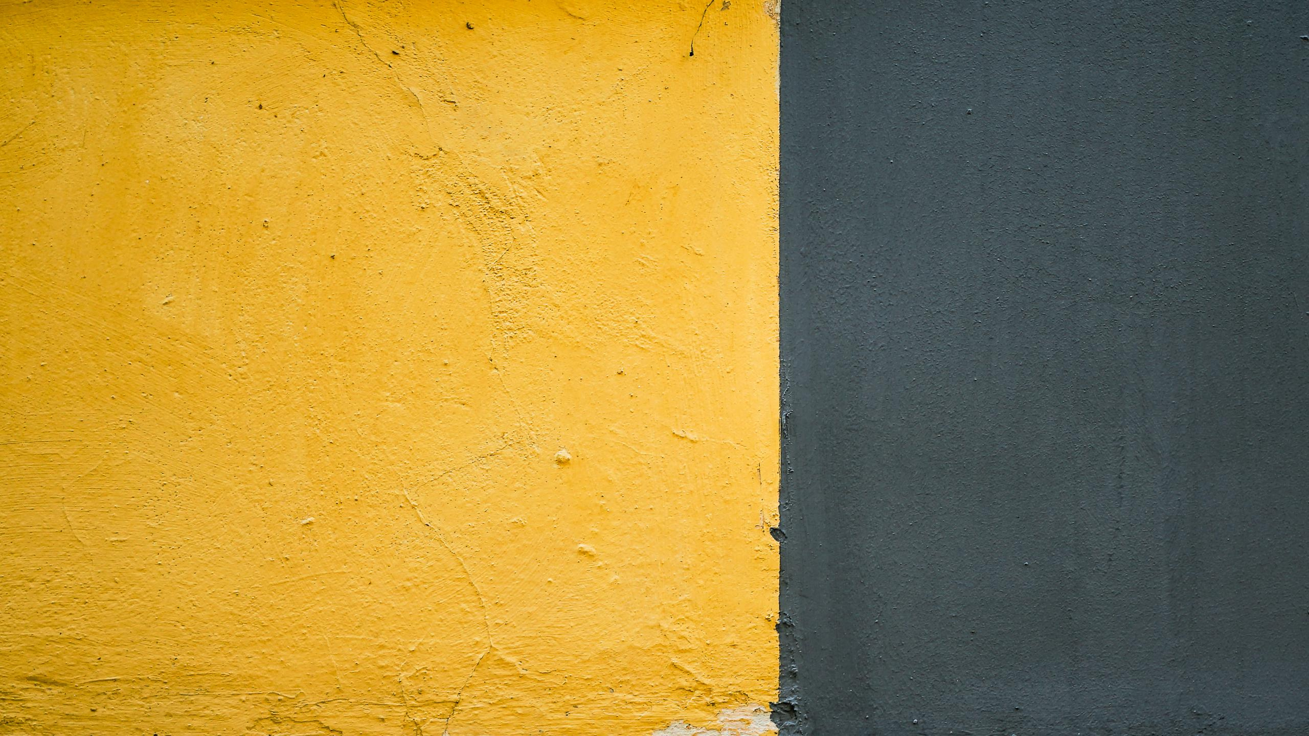 раскрасил стены текстурный облупившийся