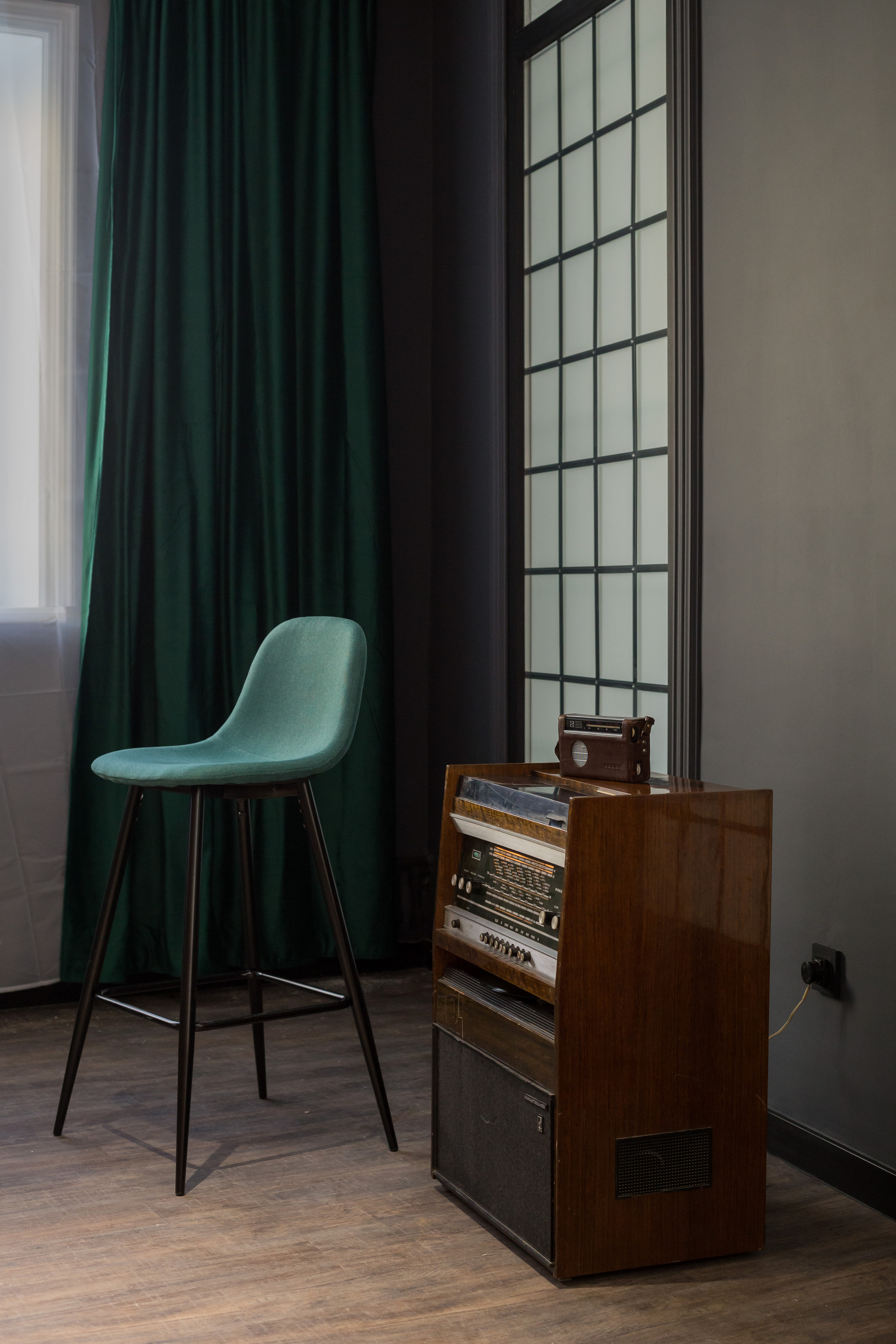 Интерьер офиса. Фотограф в Черногории — семейная фотосессия с детьми, лавстори,