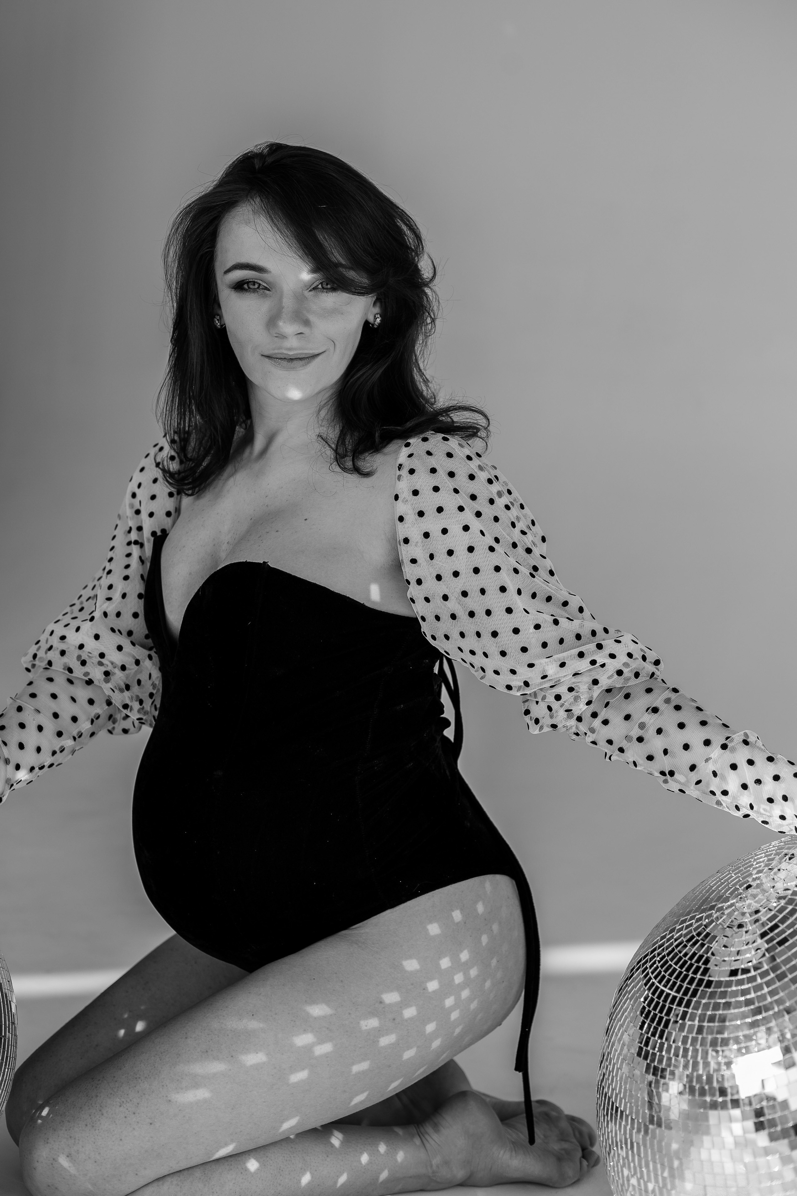 В лучах солнца — фотосессия беременной в студии. Fotograf u Crnoj Gori-porodično fotografisanje sa djecom, lovestory, nekretnine