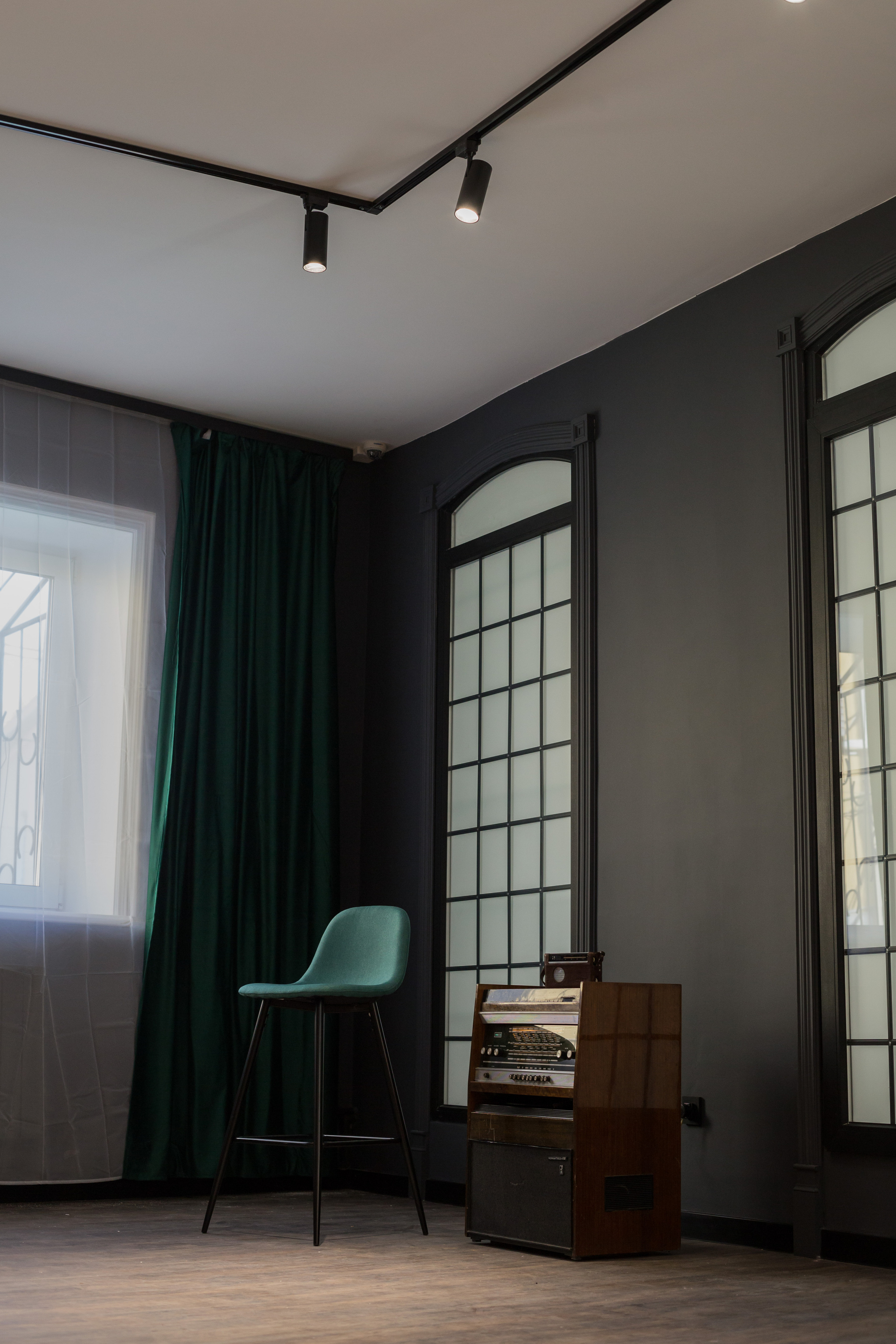 Интерьер офиса. Фотограф в Черногории — семейная фотосессия с детьми, лавстори,