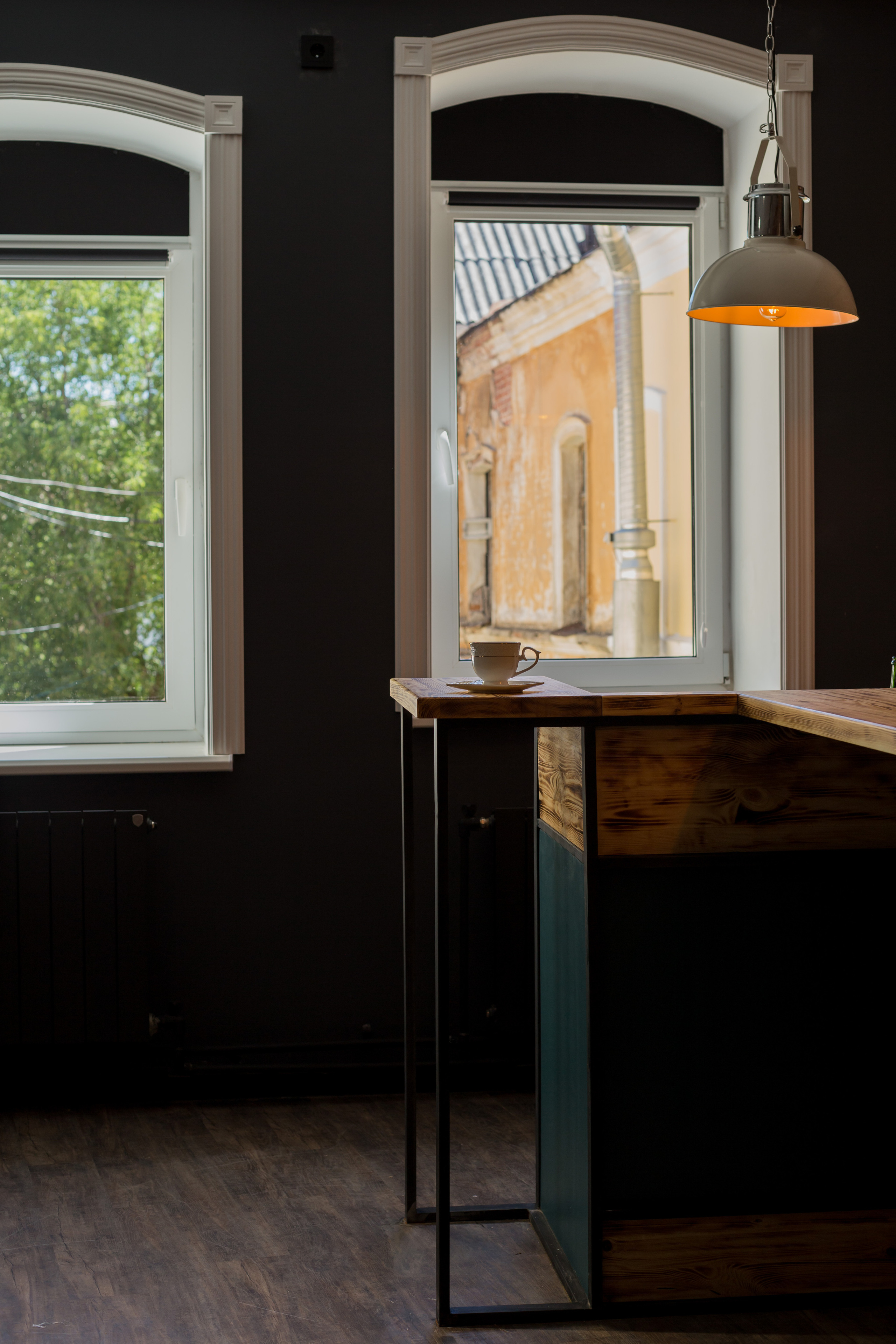 Интерьер офиса. Фотограф в Черногории — семейная фотосессия с детьми, лавстори,