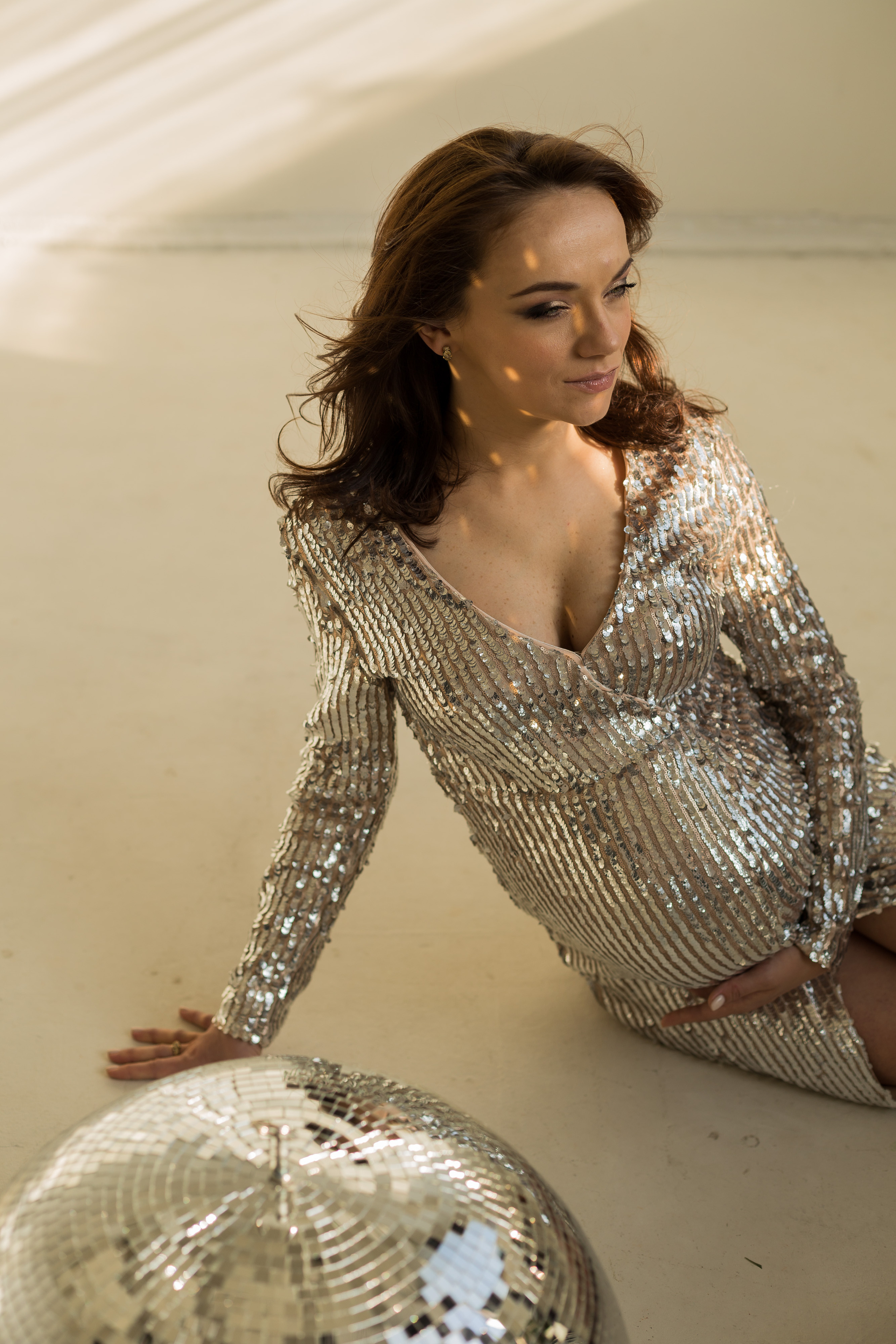 В лучах солнца — фотосессия беременной в студии. Fotograf u Crnoj Gori-porodično fotografisanje sa djecom, lovestory, nekretnine