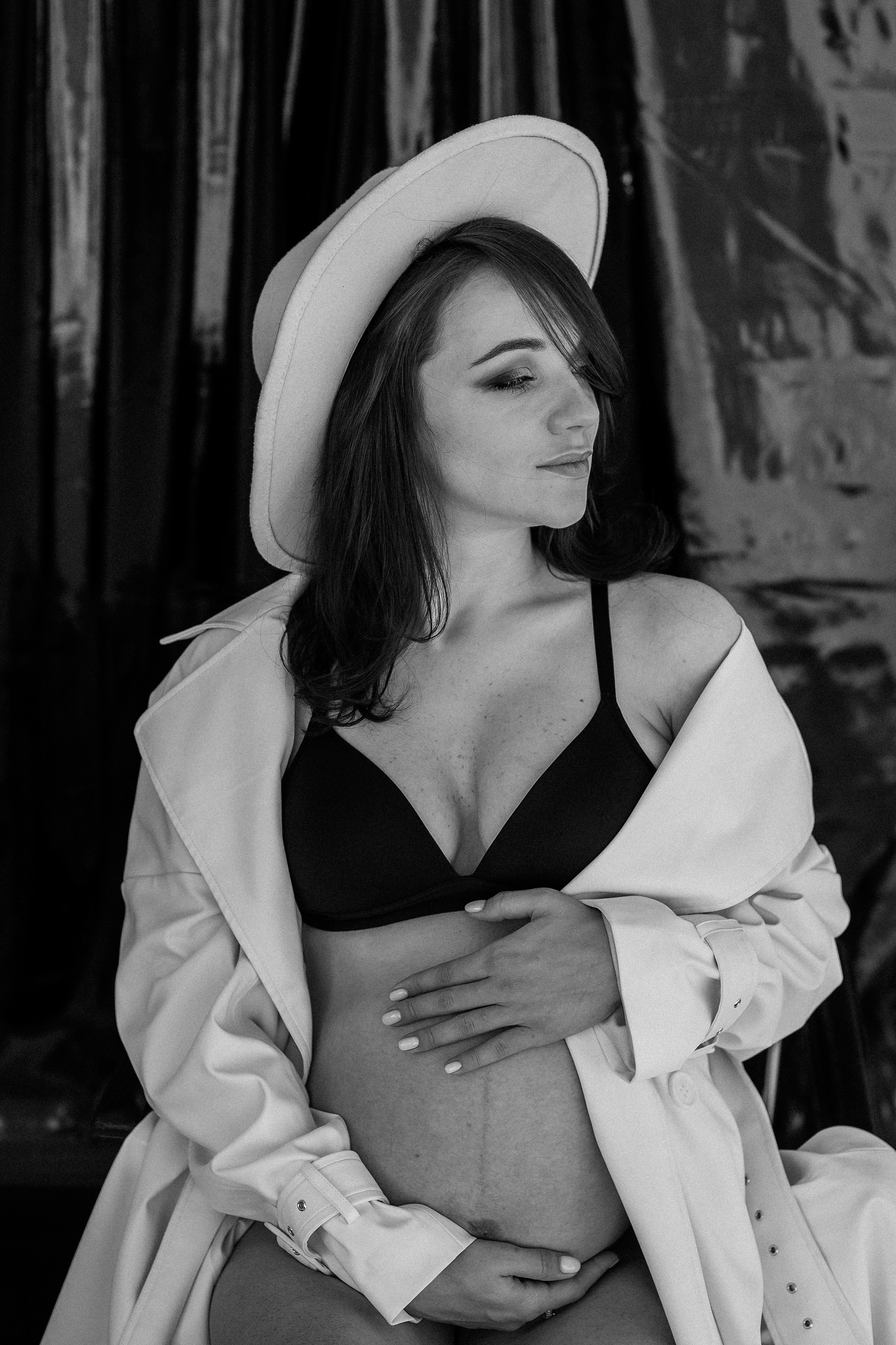 В лучах солнца — фотосессия беременной в студии. Fotograf u Crnoj Gori-porodično fotografisanje sa djecom, lovestory, nekretnine