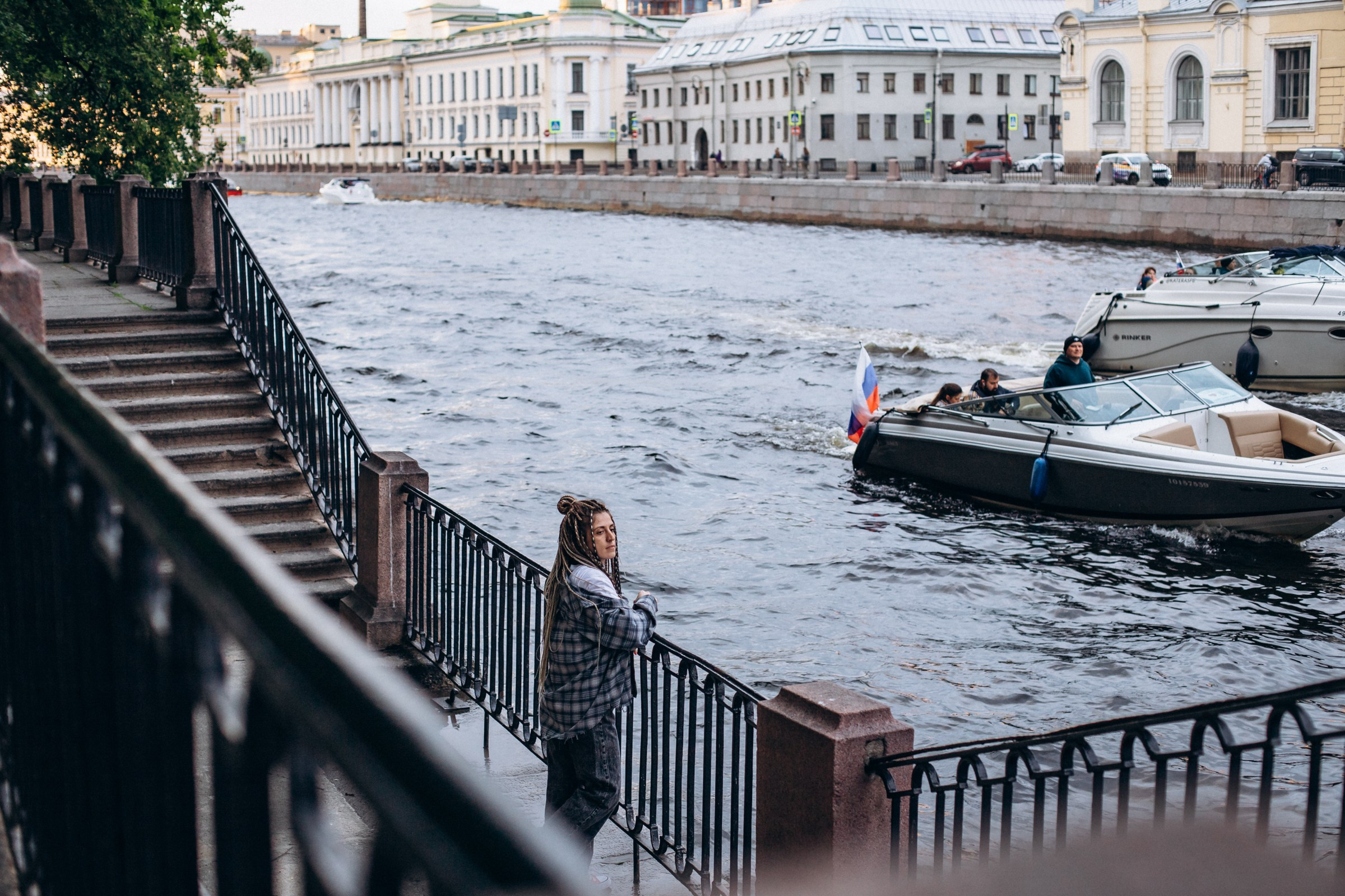 Лиза в июне. Фотопрогулка в Петербурге. Индивидуальный и семейный фотограф в Санкт-Петербурге