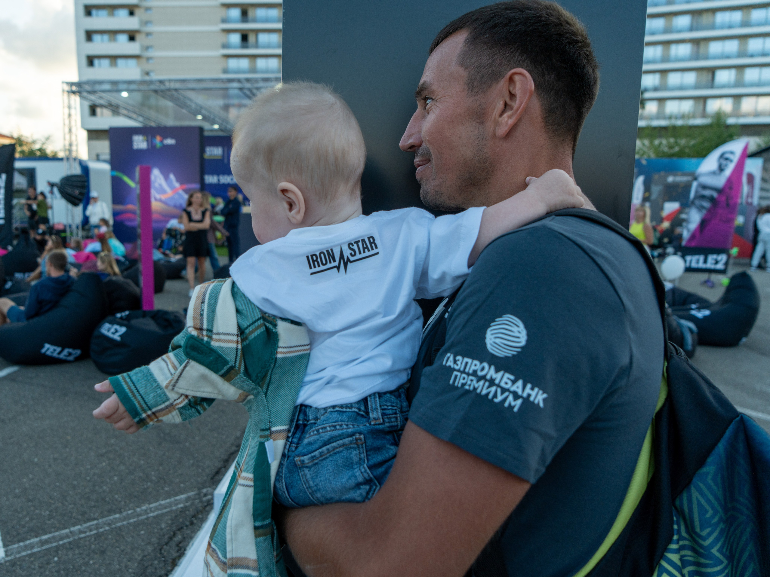 Фотоотчет партнерской интеграции для компании TELE2 на фестивале Ironstar. Репортажный фотограф в Красной Поляне и Сочи Павлюченко Екатерина