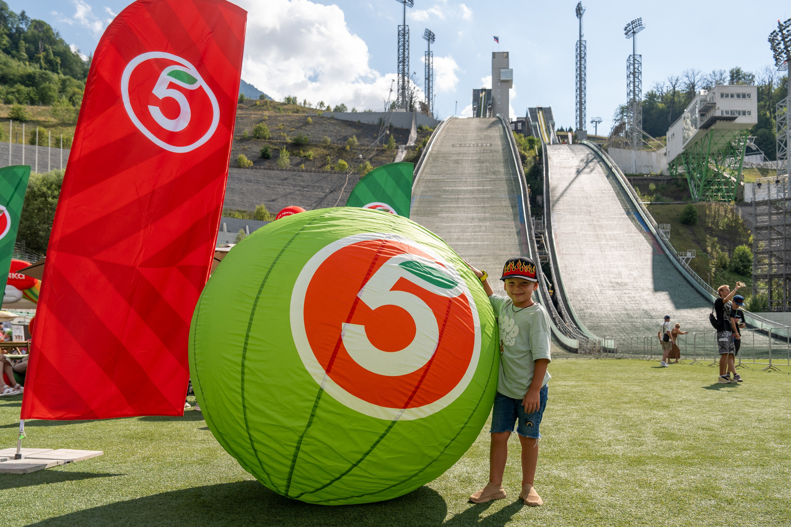 Фотоотчет партнеской интеграции для сети «Пятерочка» на фестивале «Grounded». Репортажный фотограф в Красной Поляне и Сочи Павлюченко Екатерина