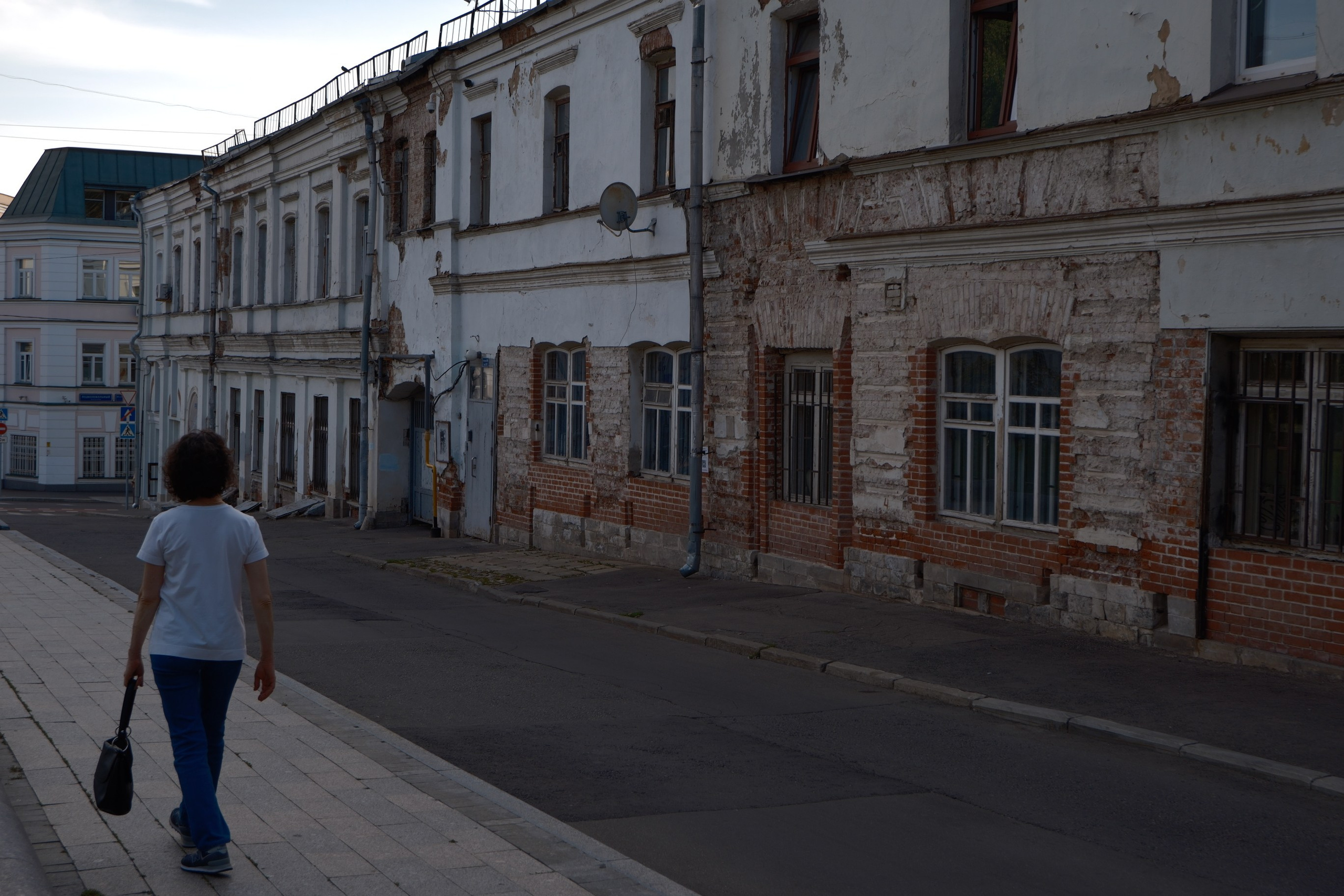 Городские черты. Кудри под панамой
