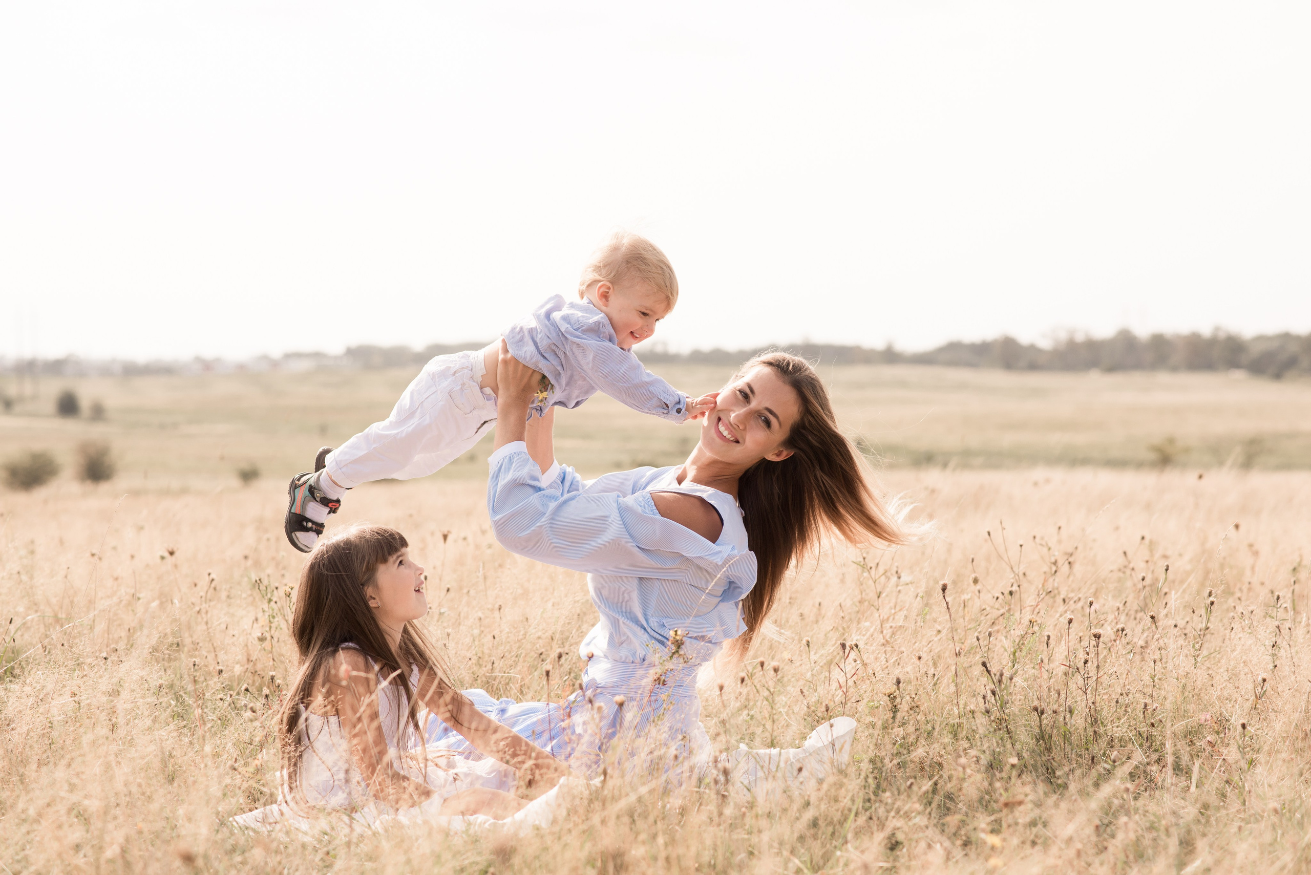 Entdecken Sie eine professionelle Familienfotoserie im Freien. Natürliche Posen, warme Farben und authentische Momente für moderne Familienfotografie.