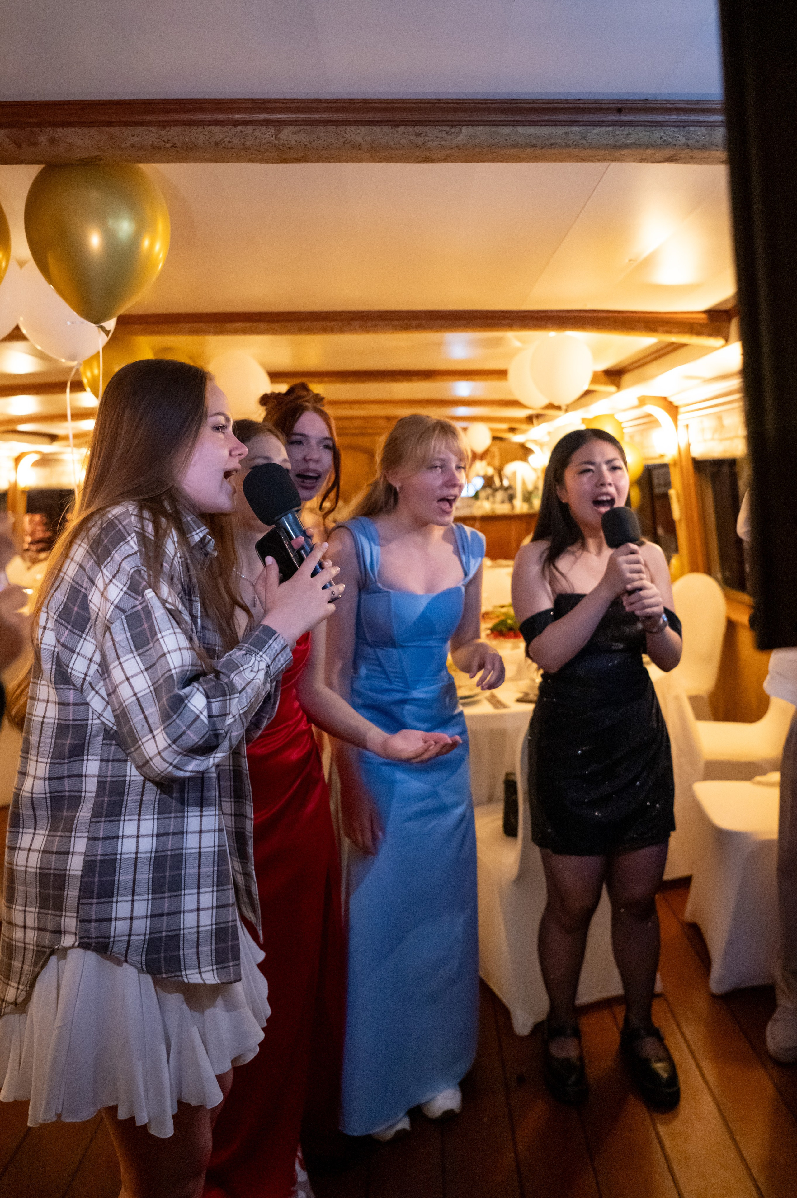 Выпускной вечер 11 класс на теплоходе. Детский и семейный фотограф г. Москва Оксана Катаджи