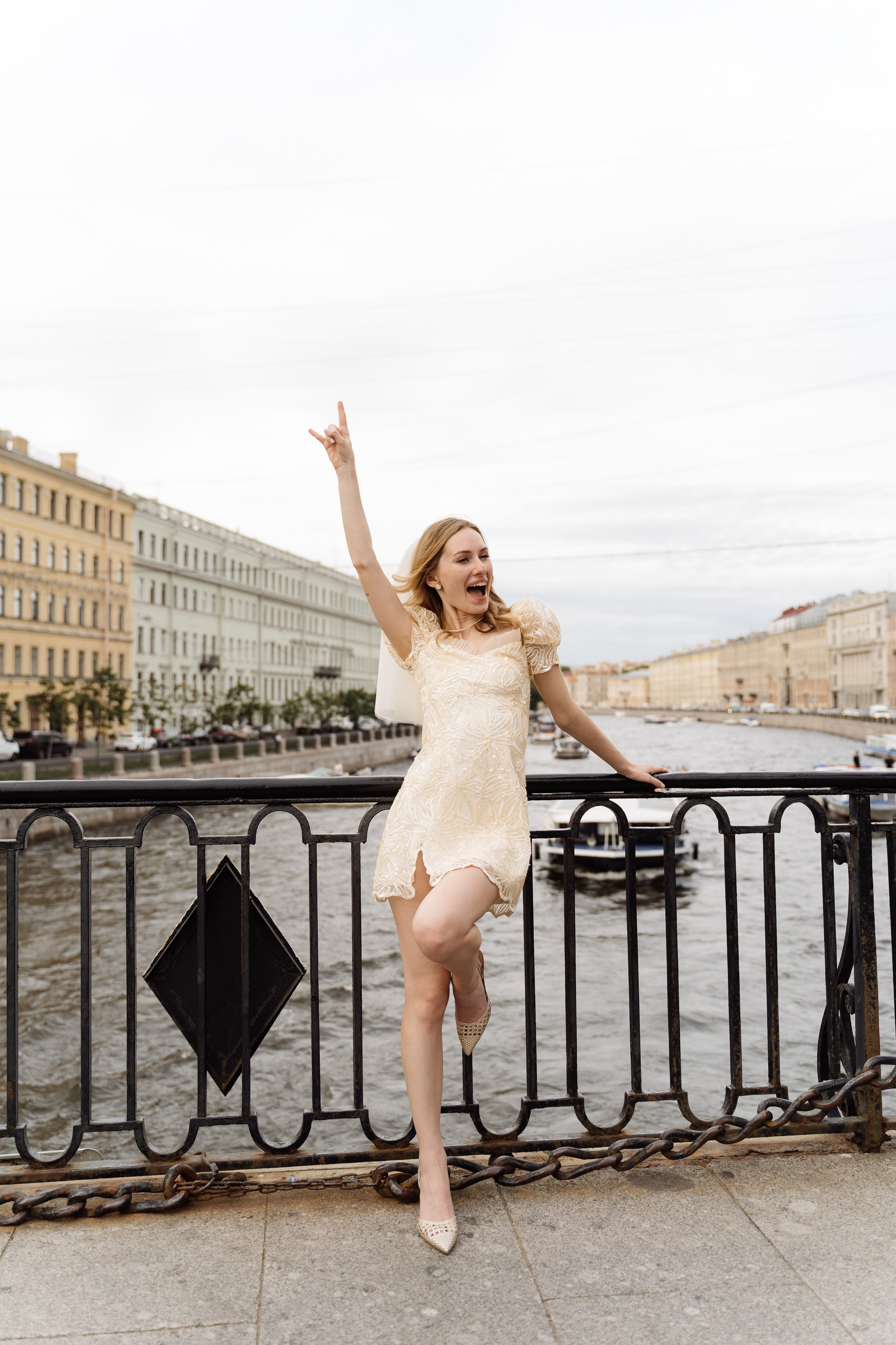 Камерная свадьба на фонтанке в сезонах. Свадебный фотограф организатор в Санкт-Петербурге Ассоль Опарина