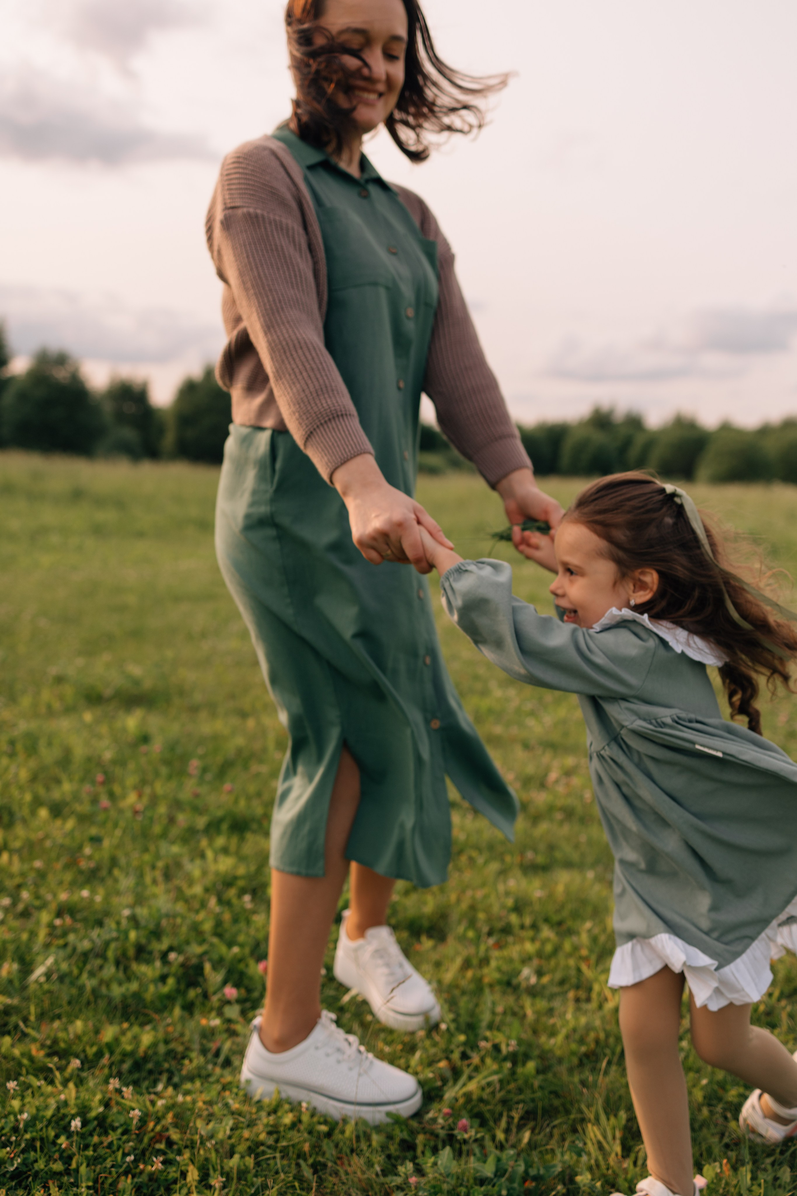 Анна, Марчелло, Настенька и Влада в поле. Фотограф Москва Светлана Кирюшина
