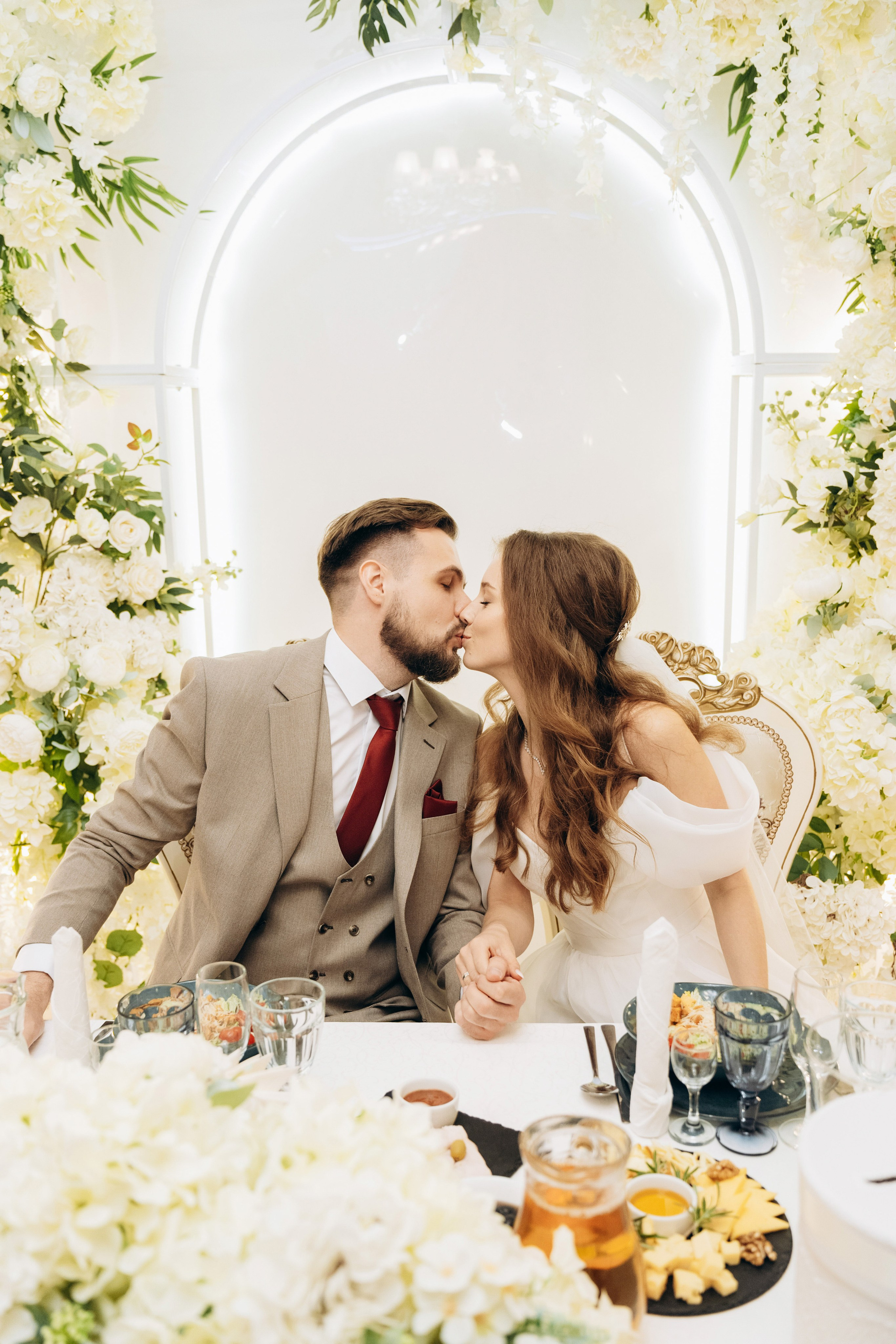 фотограф на свадьбу, свадебная фотосессия в Бур Бон Казань, фотография в ресторане, букет невесты