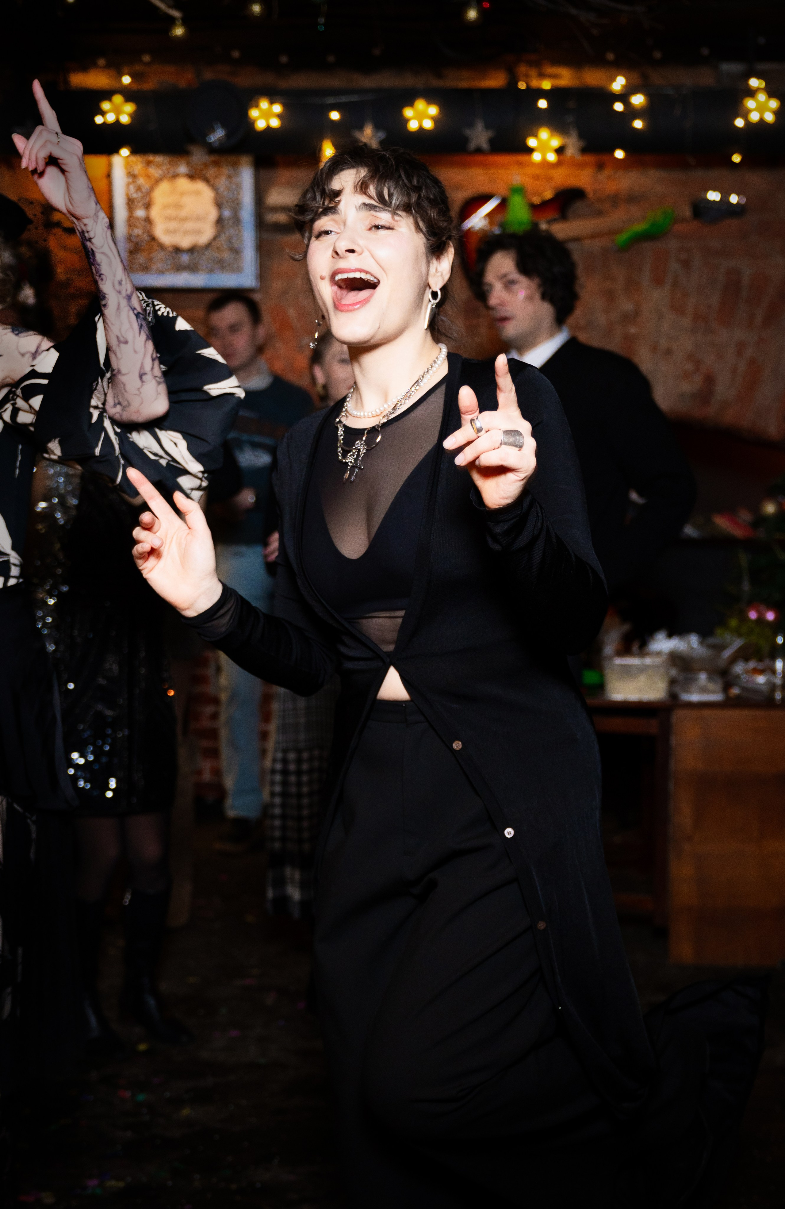 Бар Debaser. Репортаж с модной вечеринки в Санкт-Петербурге — девушка в чёрном платье и цепях танцует среди конфетти, динамичная съёмка Евгения Мальцева/