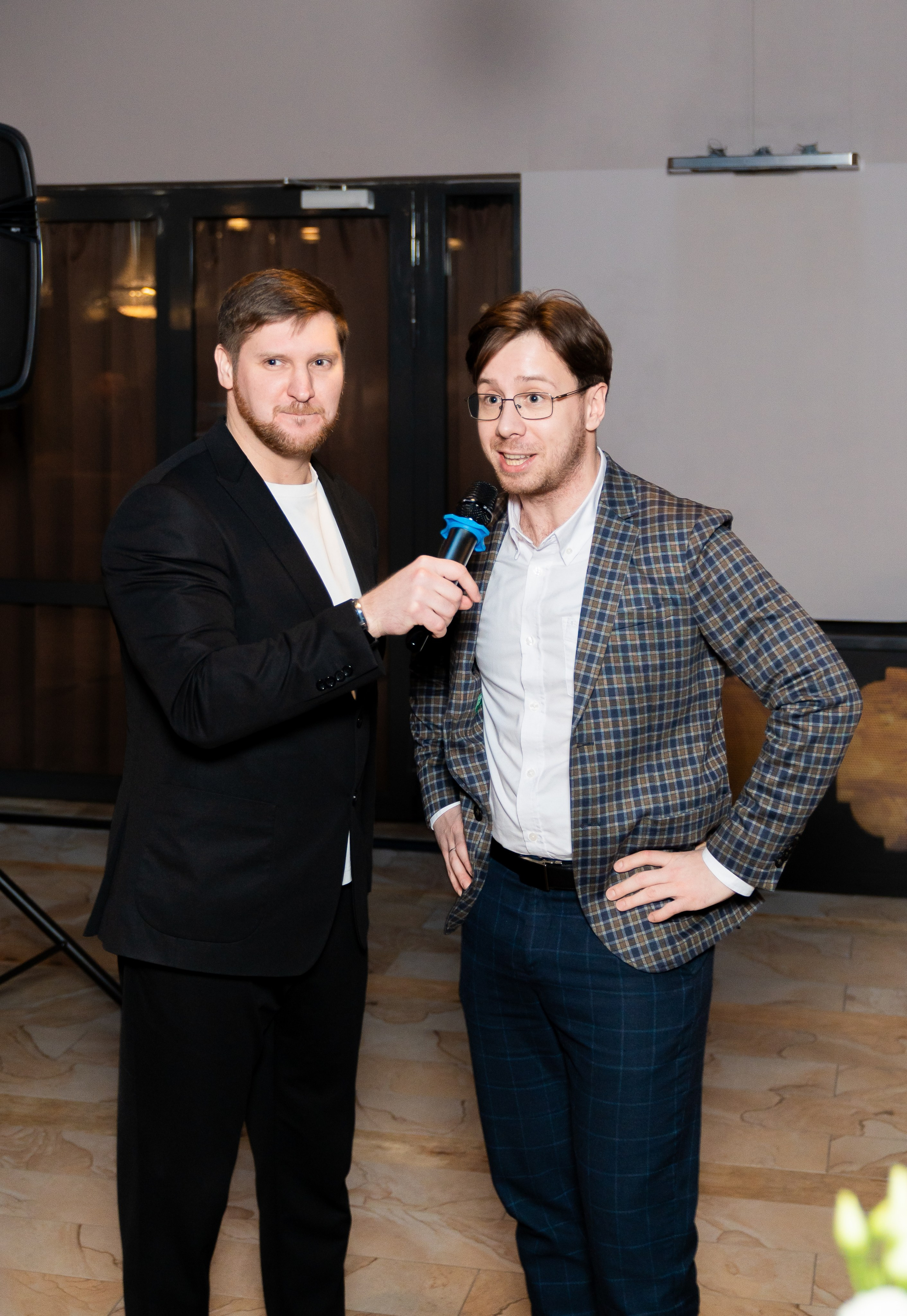 Два мужчины на мероприятии: один с микрофоном, второй в клетчатом пиджаке. Фото Евгения Мальцева, Radisson Sonya.