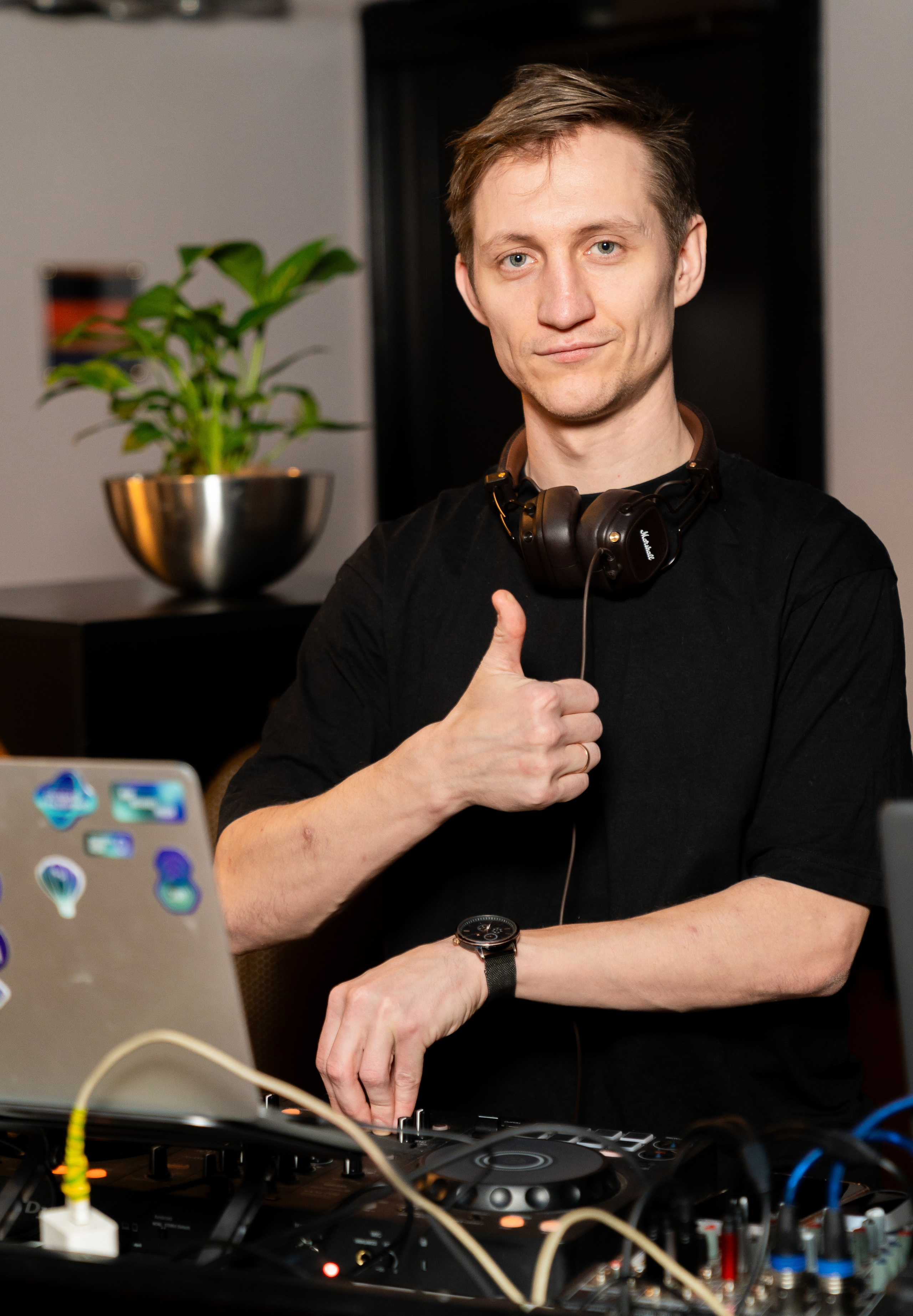 DJ за пультом на вечеринке Radisson Sonya. Фотограф Евгений Мальцев.