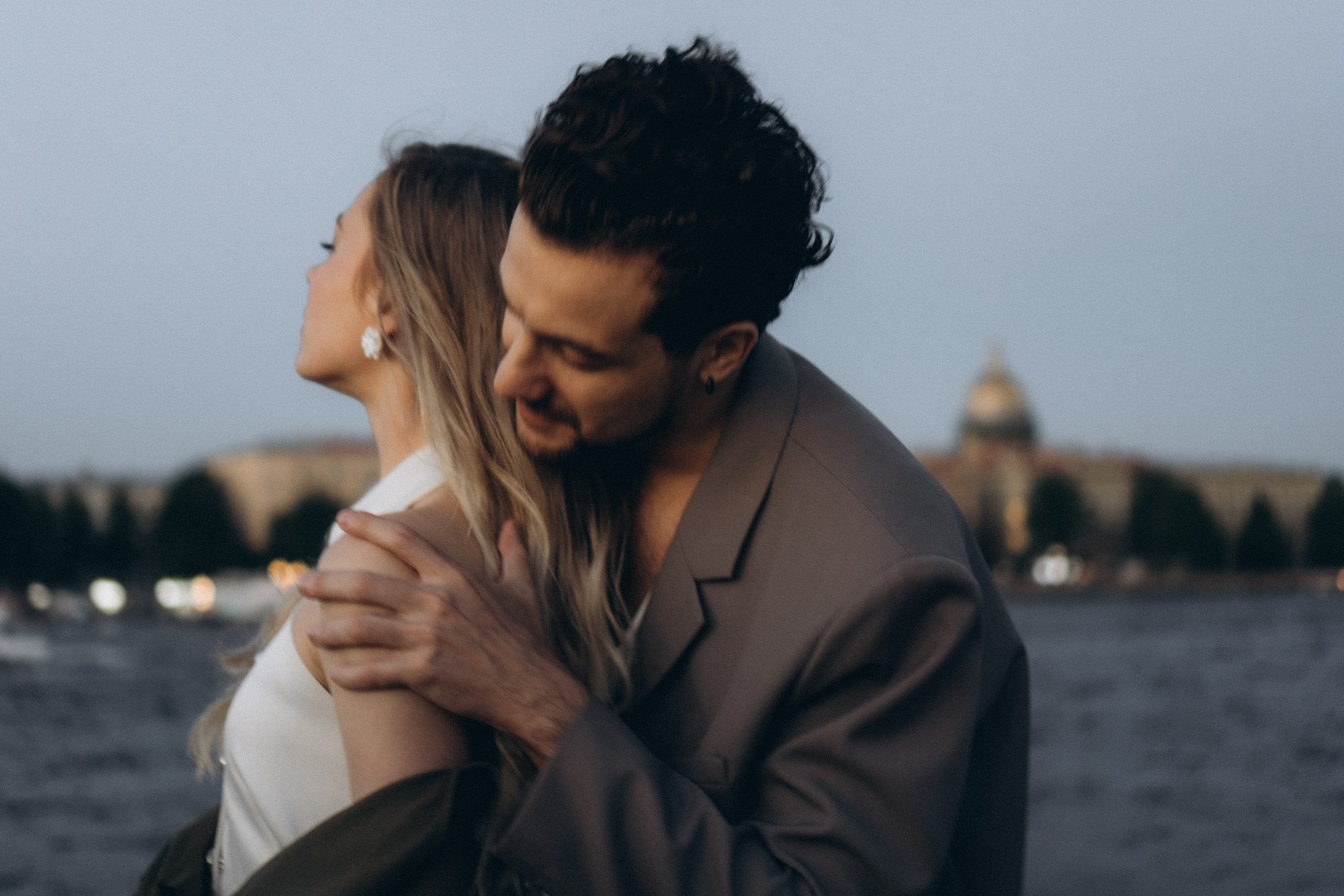 СВАДЕБНАЯ СЬЕМКА ПАРЫ НА РАССВЕТЕ В БЕЛЫЕ НОЧИ И ПРОГУЛКА С РАЗВОДНЫМИ МОСТАМИ И ПИКНИК ВОЗЛЕ ИСАКИЕВСКОГО СОБОРА. Профессиональный фотограф, Санкт-Петербург — Виктория Богомолова