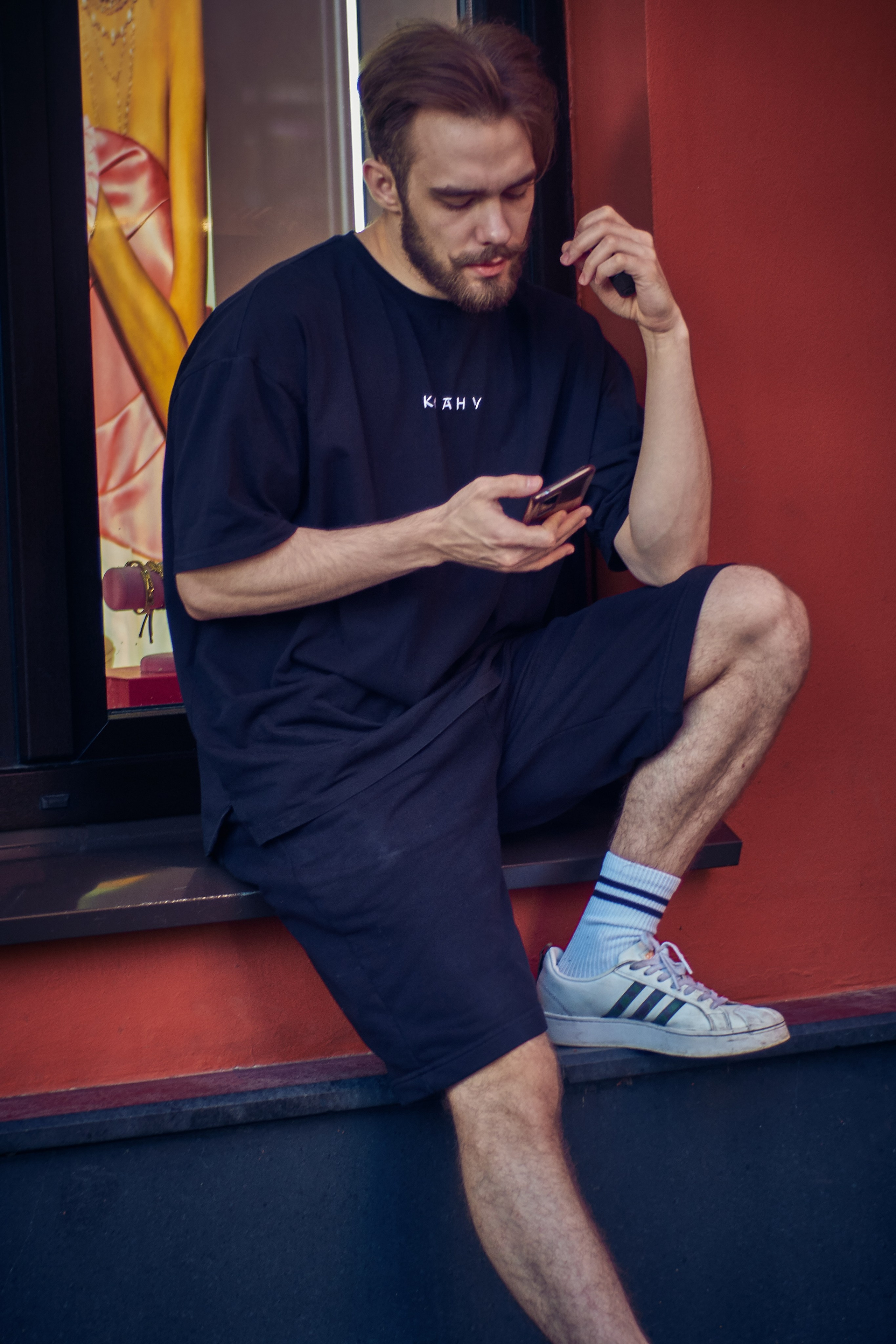 Молодой человек  у Бутика украшений "Sexy Fish Jewelry - фотограф Виталий Дени