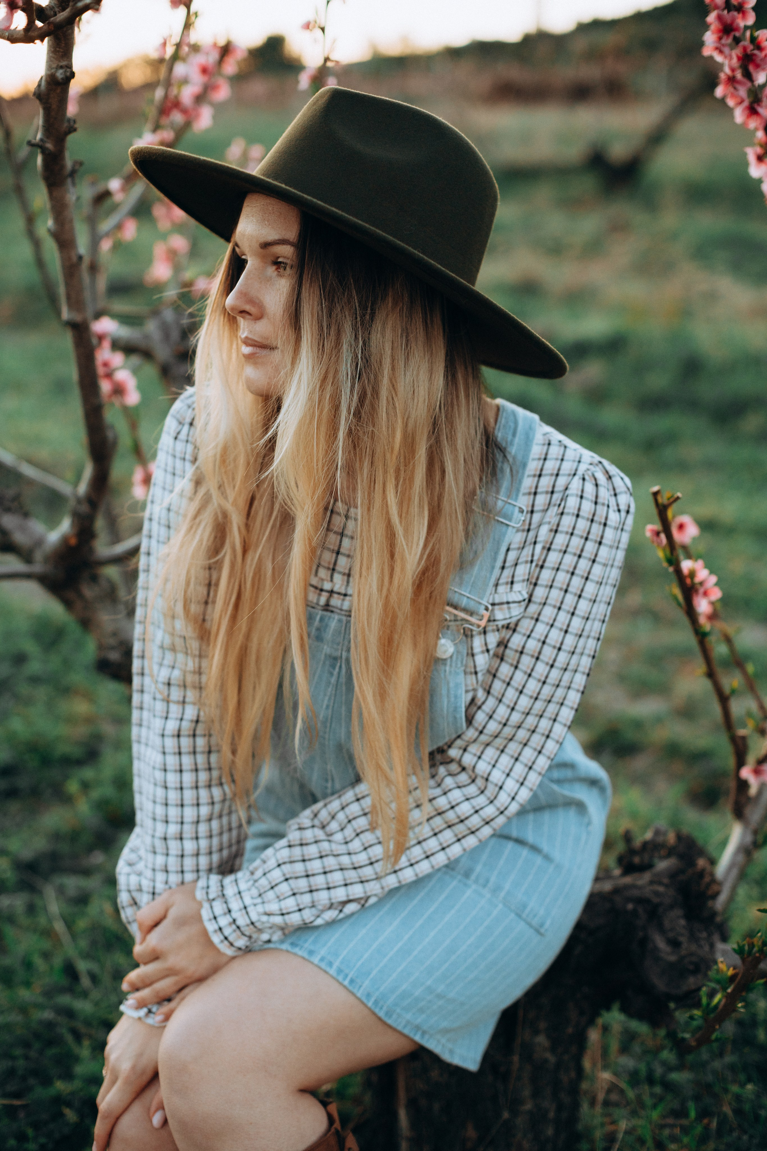 Женская фотосессия в персиковых цветениях. Портретный свадебный фотограф Крым | Евгения Щитенко