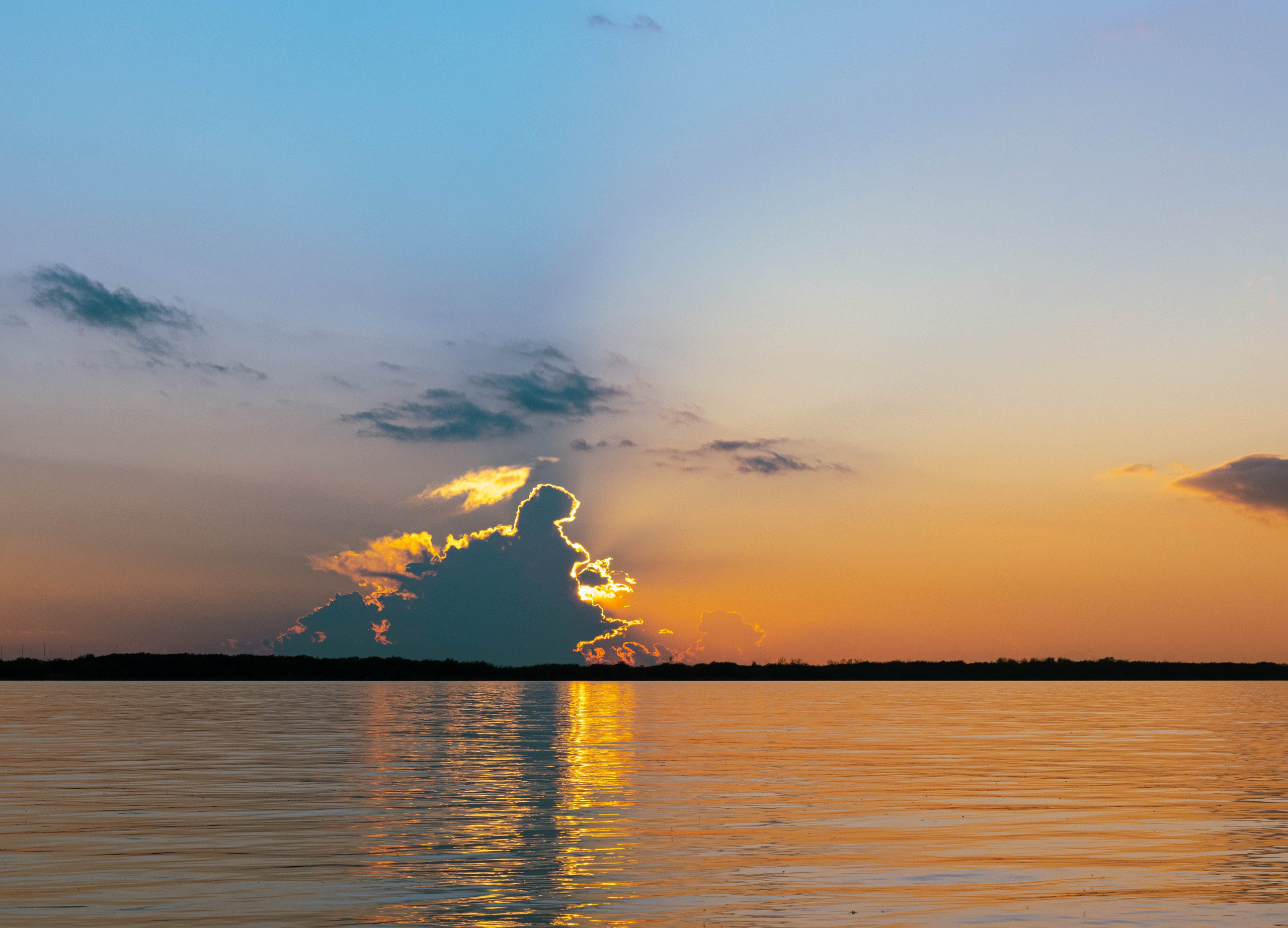 облако в форме дракона на закате 