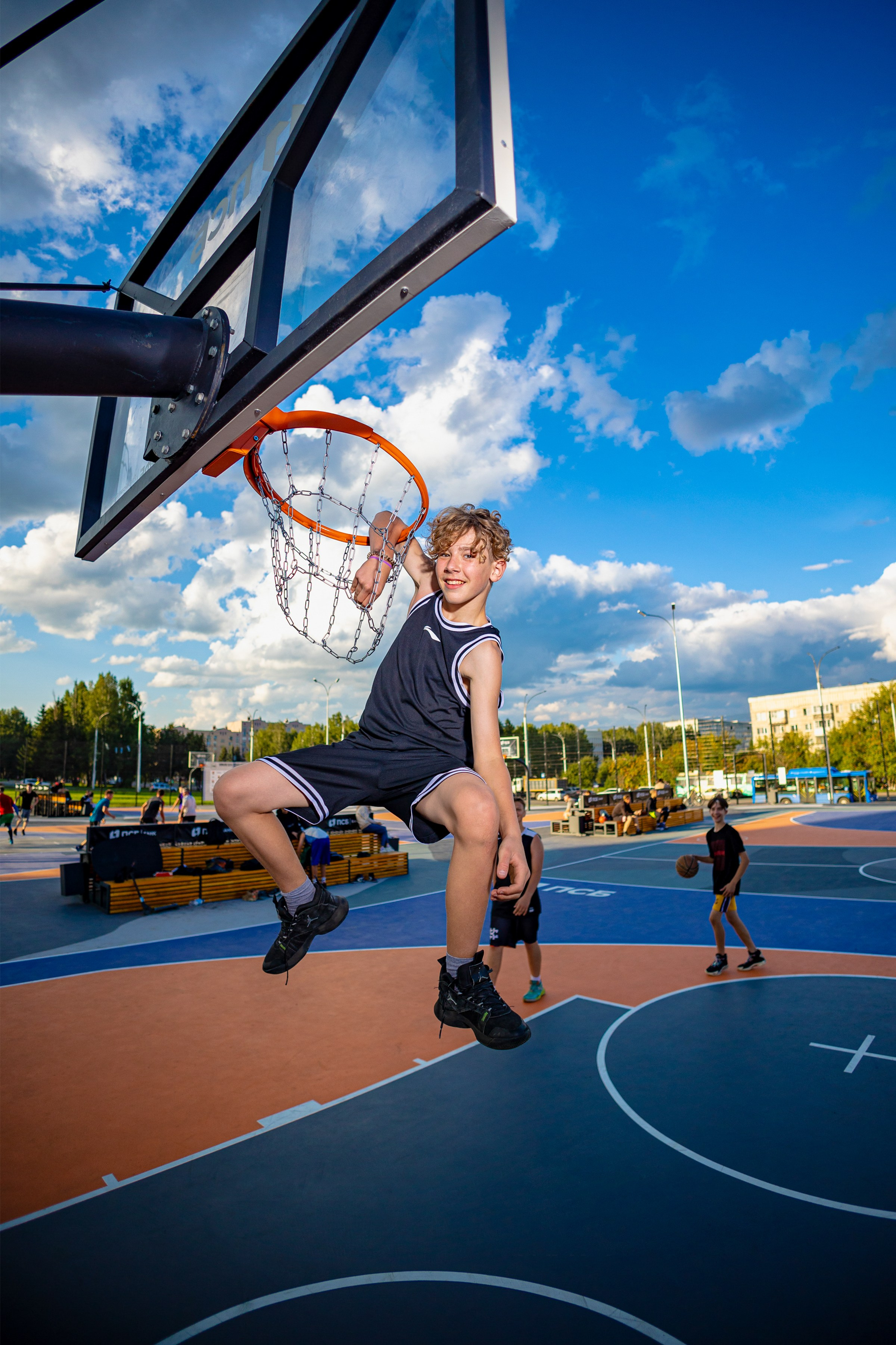 Баскетбольный клуб скворцовой марины Школа игрок с мячом на КуZбасс новый Центр уличного баскетбола Данк висит на кольце лето баскетбол