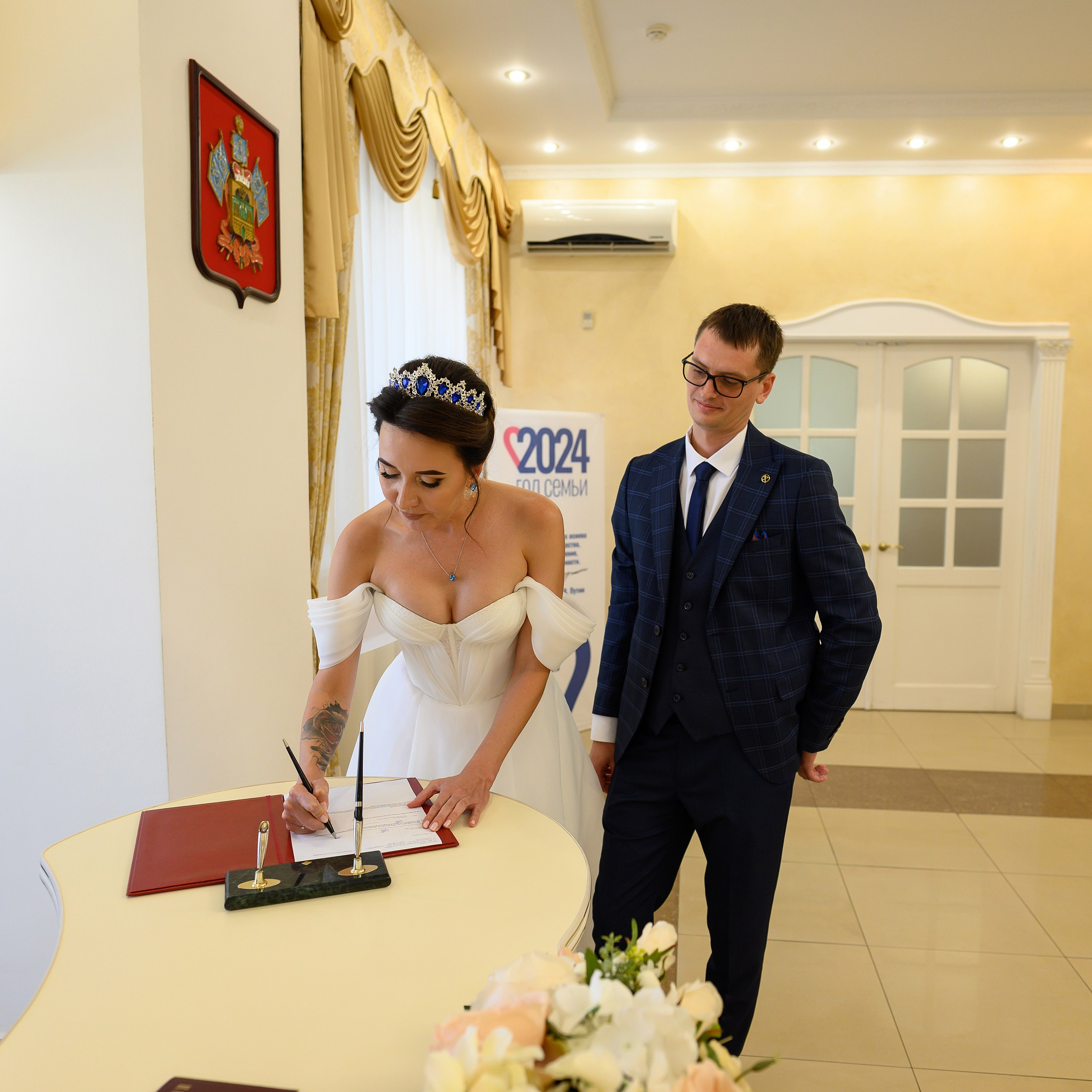 Фотография как невеста расписывается в ЗАГСе Краснодара.